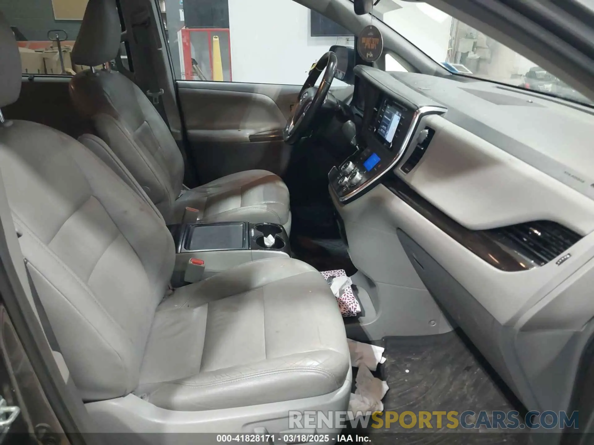 5 Photograph of a damaged car 5TDYZ3DC1KS016206 TOYOTA SIENNA 2019