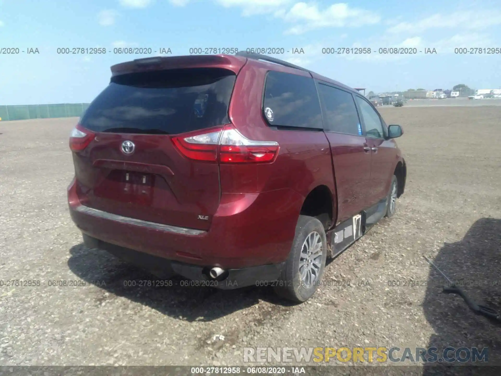 4 Photograph of a damaged car 5TDYZ3DC1KS971703 TOYOTA SIENNA 2019