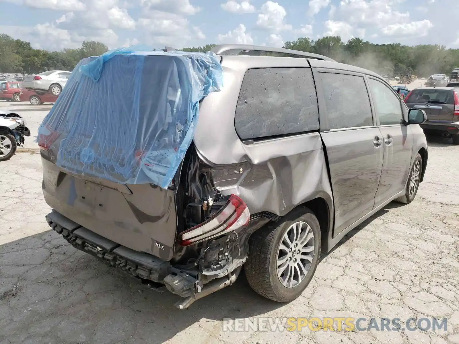 4 Photograph of a damaged car 5TDYZ3DC1KS973886 TOYOTA SIENNA 2019