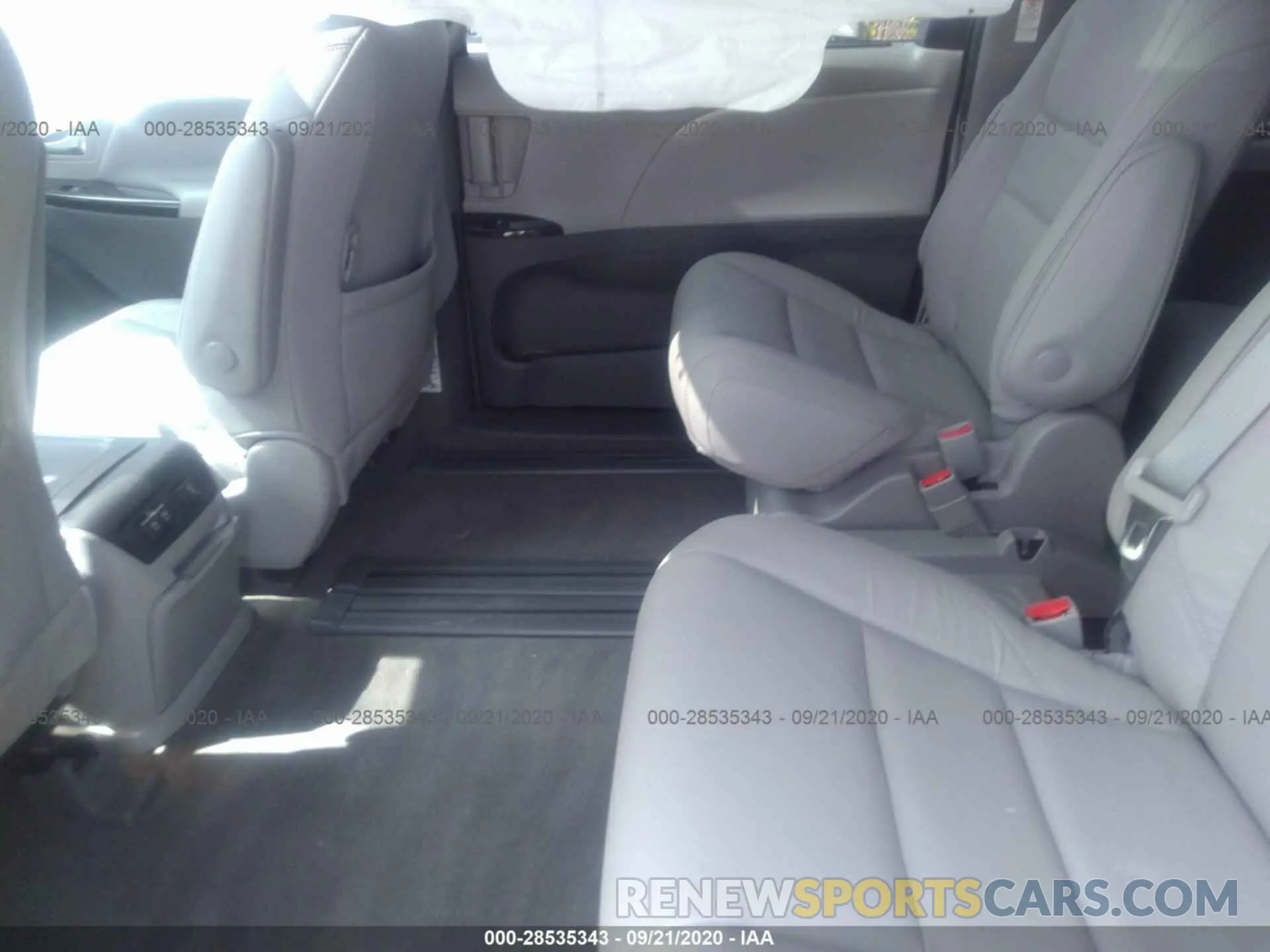 8 Photograph of a damaged car 5TDYZ3DC1KS974021 TOYOTA SIENNA 2019