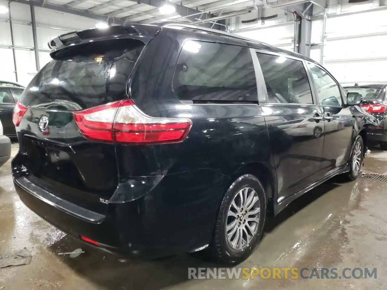 4 Photograph of a damaged car 5TDYZ3DC1KS979476 TOYOTA SIENNA 2019