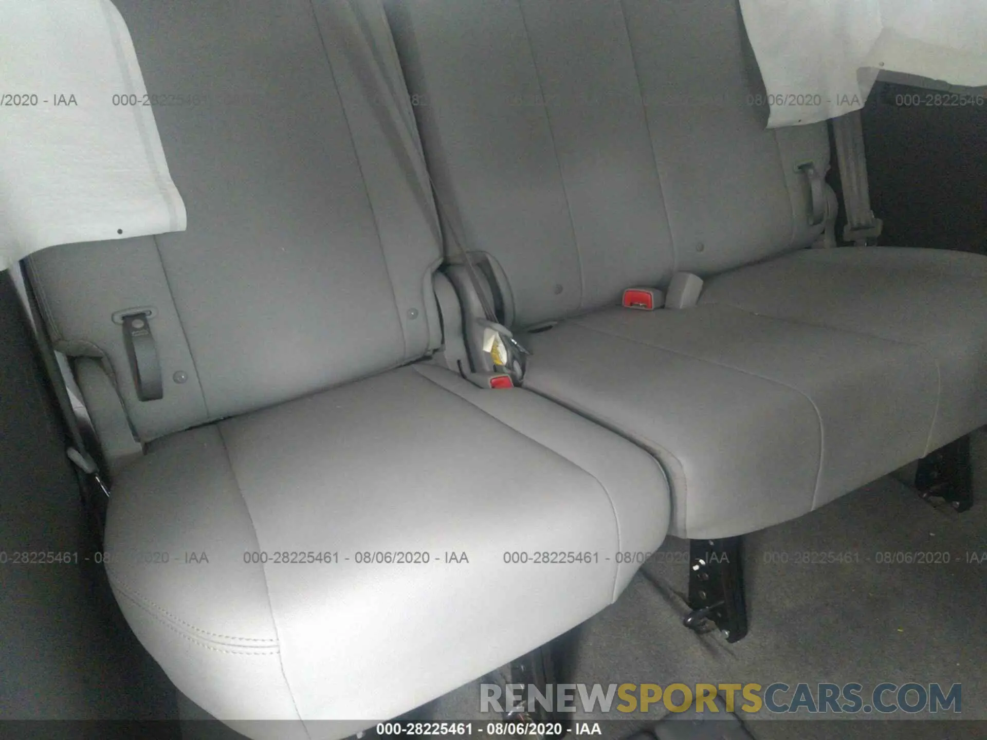8 Photograph of a damaged car 5TDYZ3DC1KS980787 TOYOTA SIENNA 2019