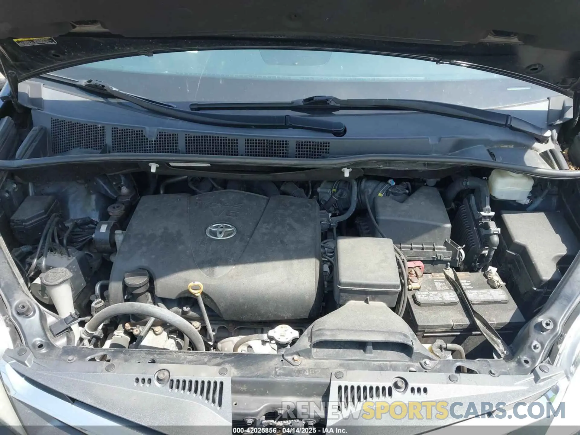 10 Photograph of a damaged car 5TDYZ3DC1KS998660 TOYOTA SIENNA 2019
