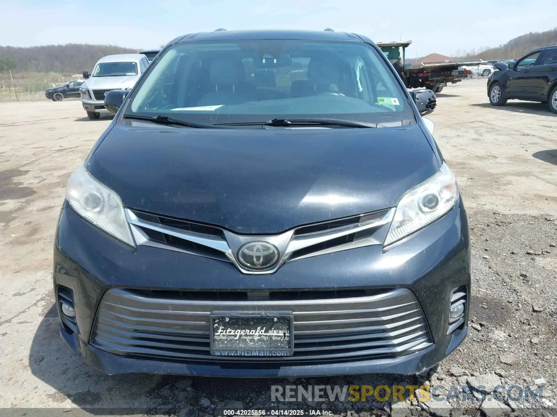 13 Photograph of a damaged car 5TDYZ3DC1KS998660 TOYOTA SIENNA 2019