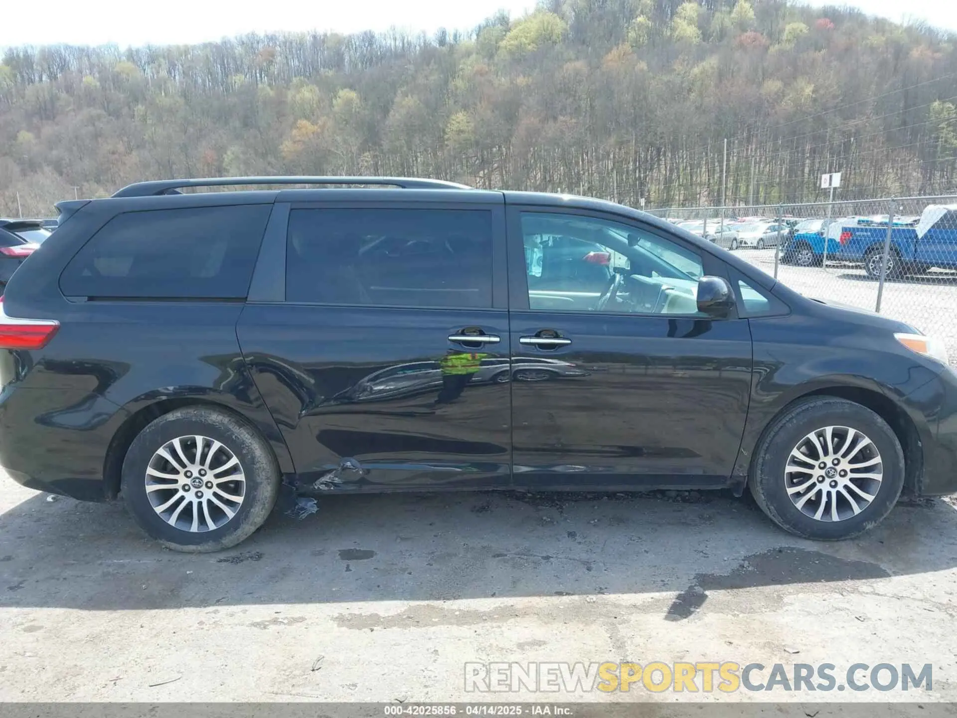 14 Photograph of a damaged car 5TDYZ3DC1KS998660 TOYOTA SIENNA 2019