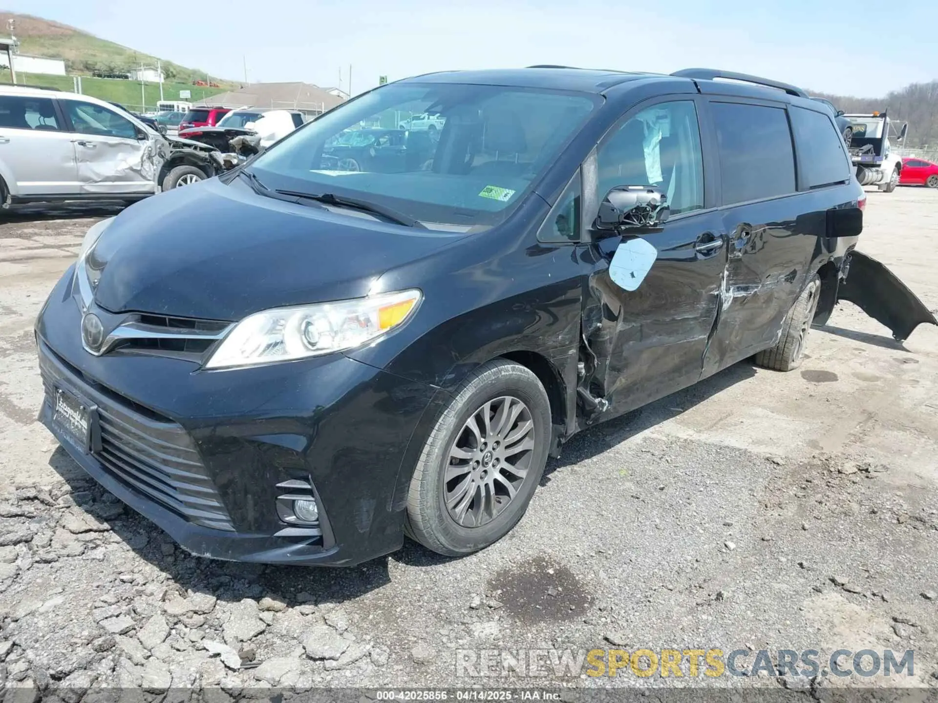 2 Photograph of a damaged car 5TDYZ3DC1KS998660 TOYOTA SIENNA 2019