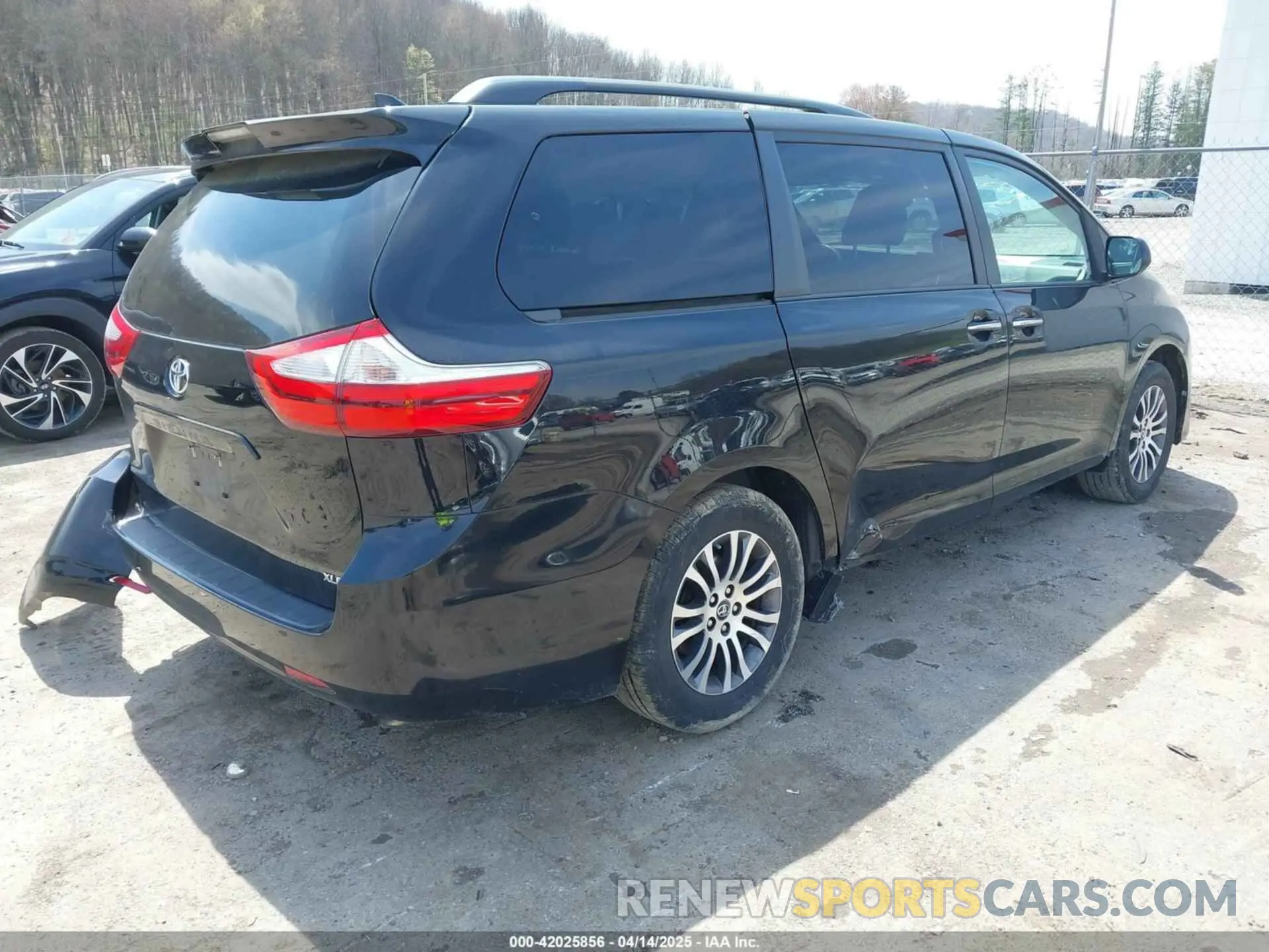 4 Photograph of a damaged car 5TDYZ3DC1KS998660 TOYOTA SIENNA 2019