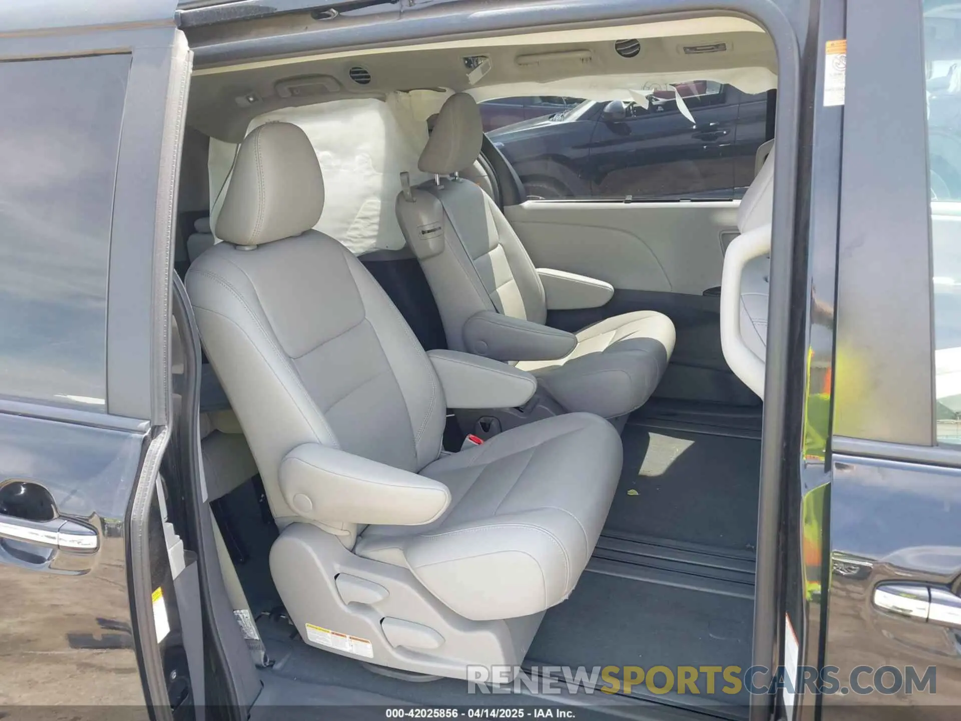 8 Photograph of a damaged car 5TDYZ3DC1KS998660 TOYOTA SIENNA 2019
