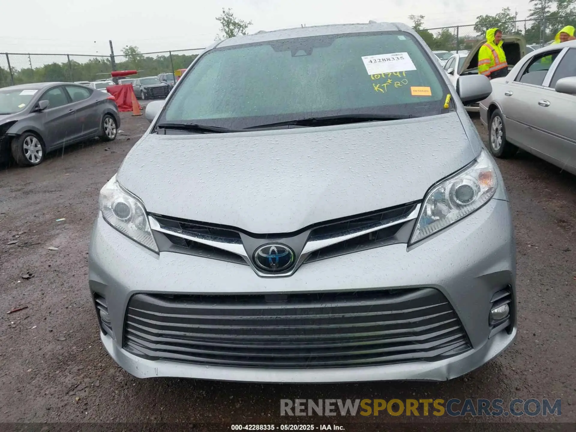 12 Photograph of a damaged car 5TDYZ3DC2KS018742 TOYOTA SIENNA 2019