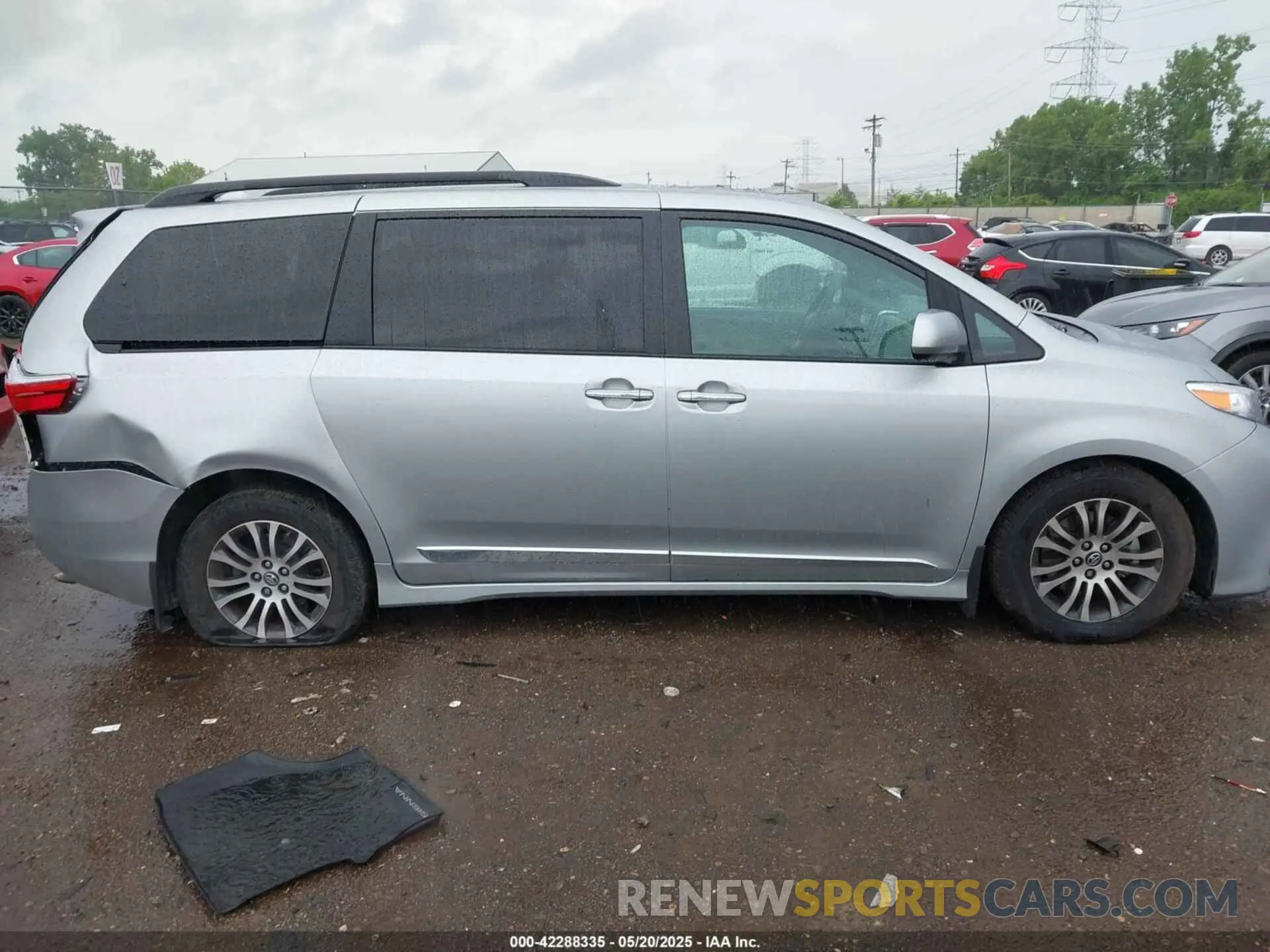 13 Photograph of a damaged car 5TDYZ3DC2KS018742 TOYOTA SIENNA 2019