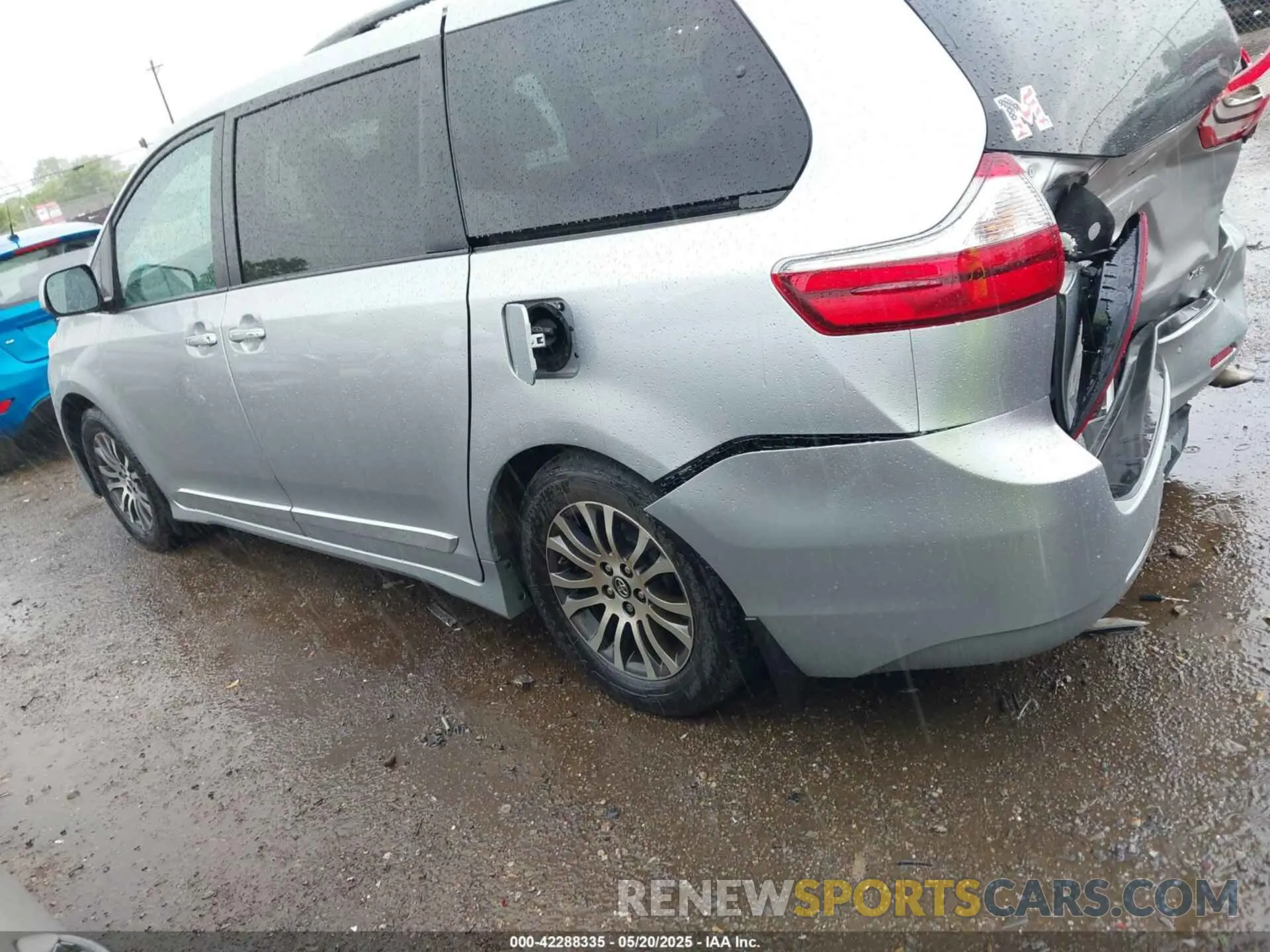 14 Photograph of a damaged car 5TDYZ3DC2KS018742 TOYOTA SIENNA 2019