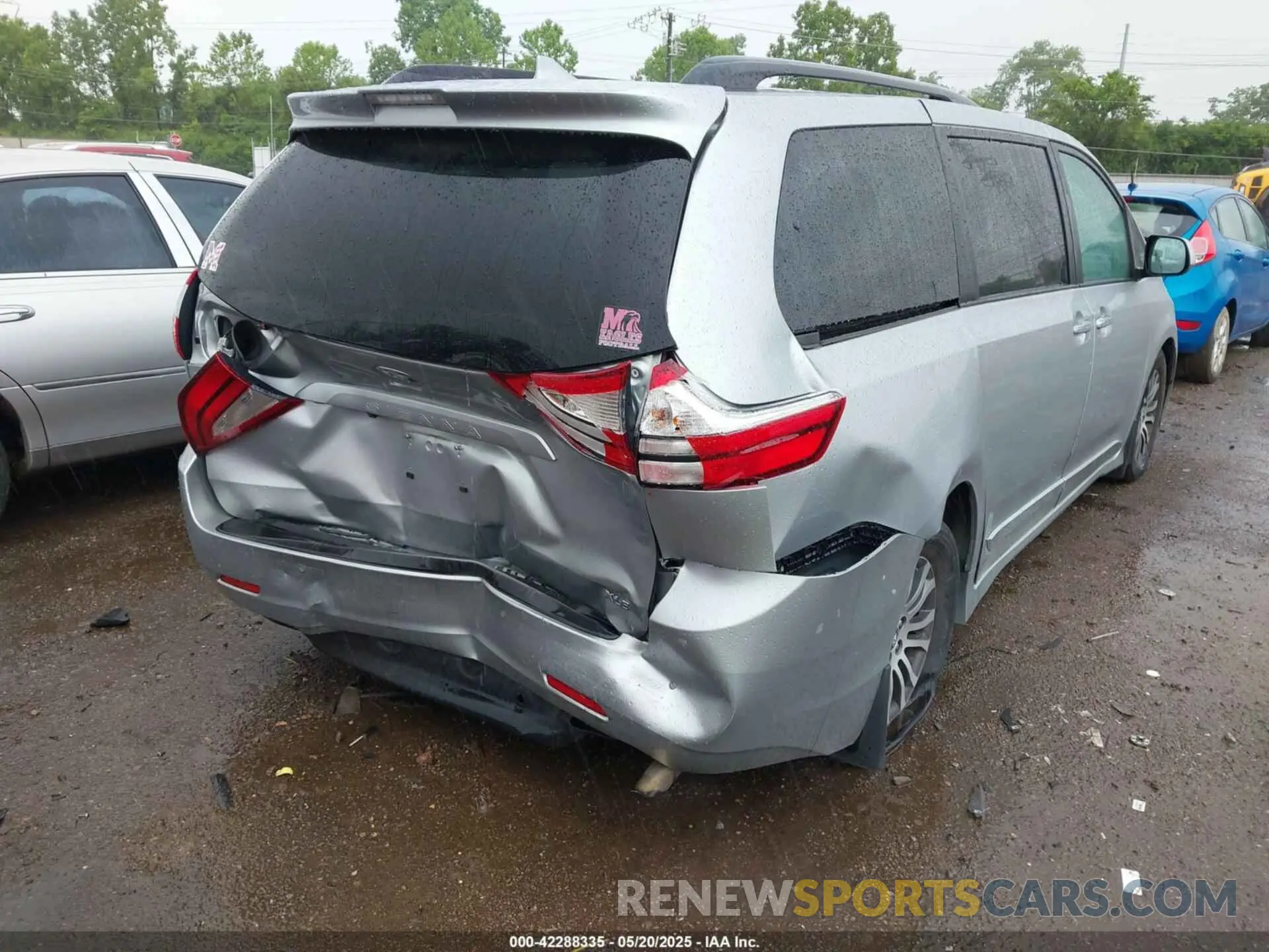 4 Photograph of a damaged car 5TDYZ3DC2KS018742 TOYOTA SIENNA 2019
