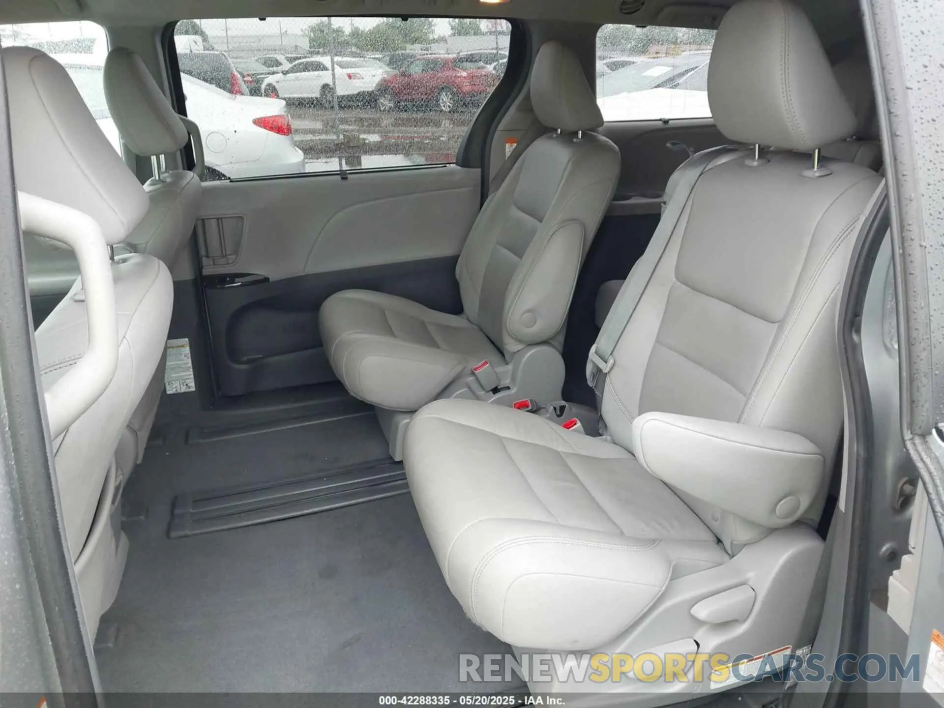 8 Photograph of a damaged car 5TDYZ3DC2KS018742 TOYOTA SIENNA 2019