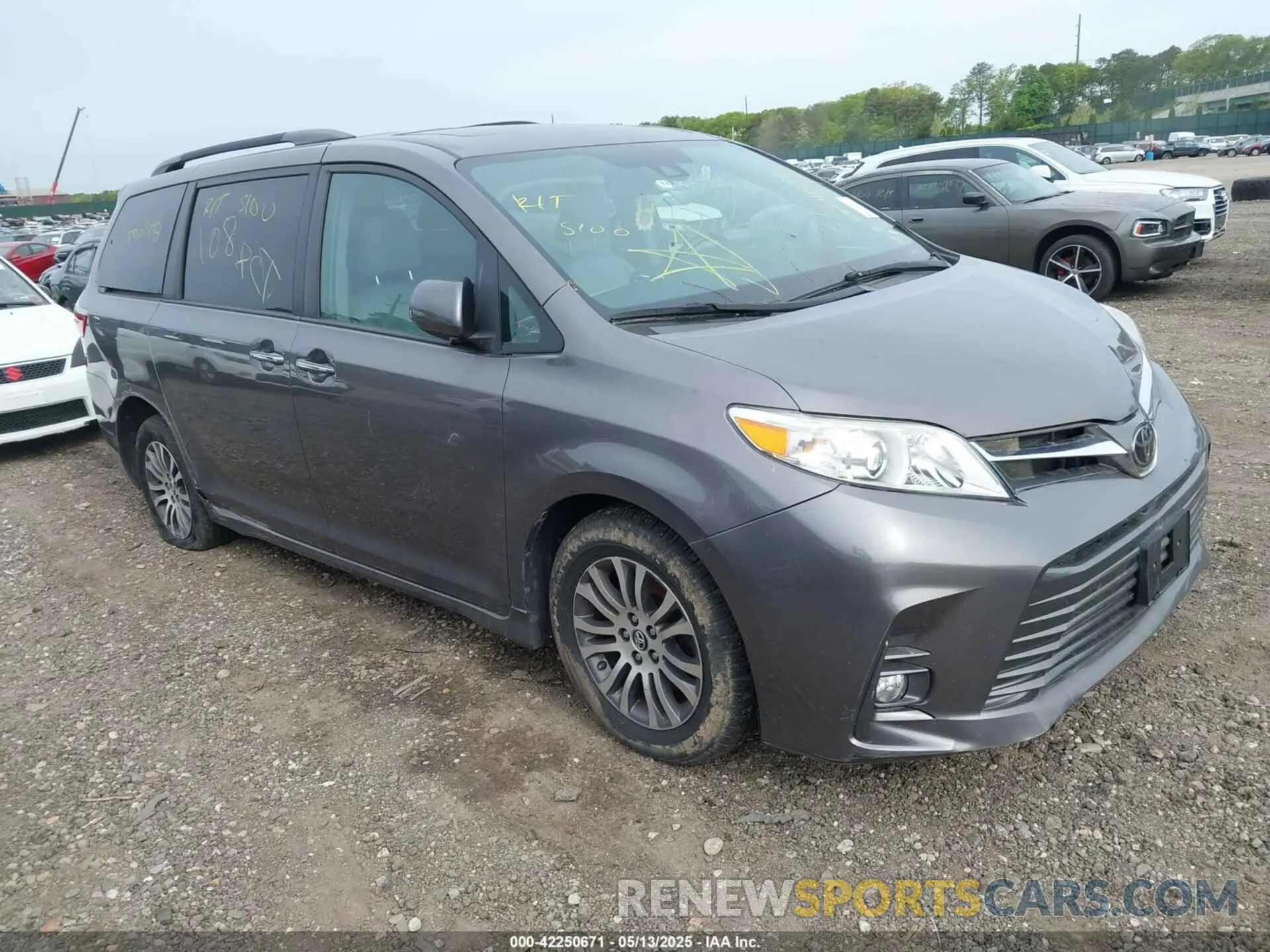 1 Photograph of a damaged car 5TDYZ3DC2KS976344 TOYOTA SIENNA 2019