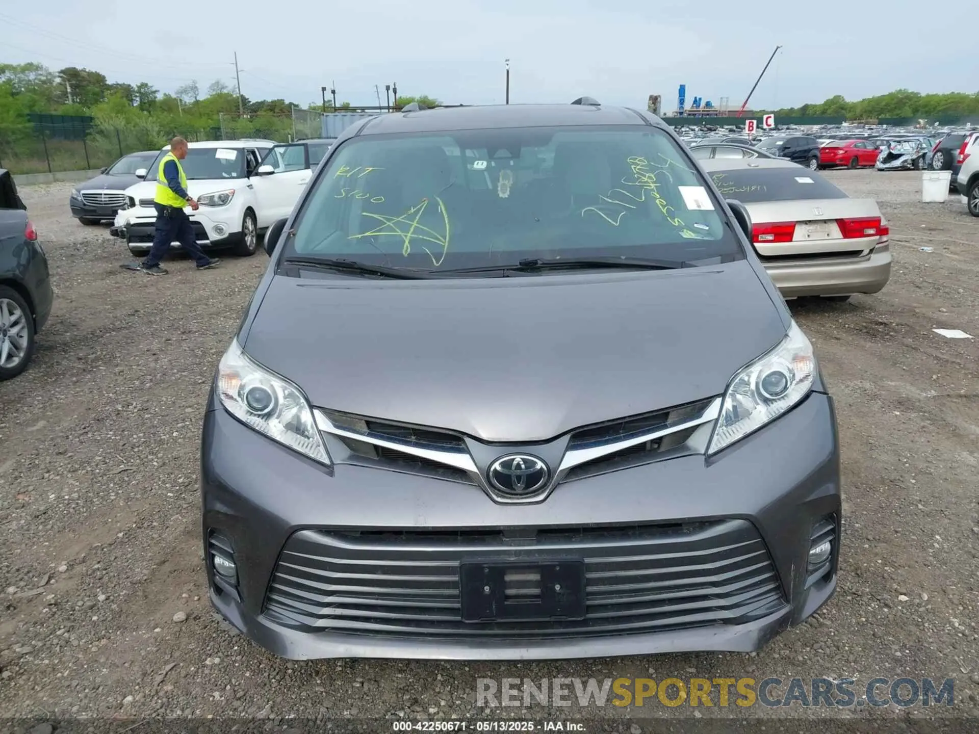11 Photograph of a damaged car 5TDYZ3DC2KS976344 TOYOTA SIENNA 2019