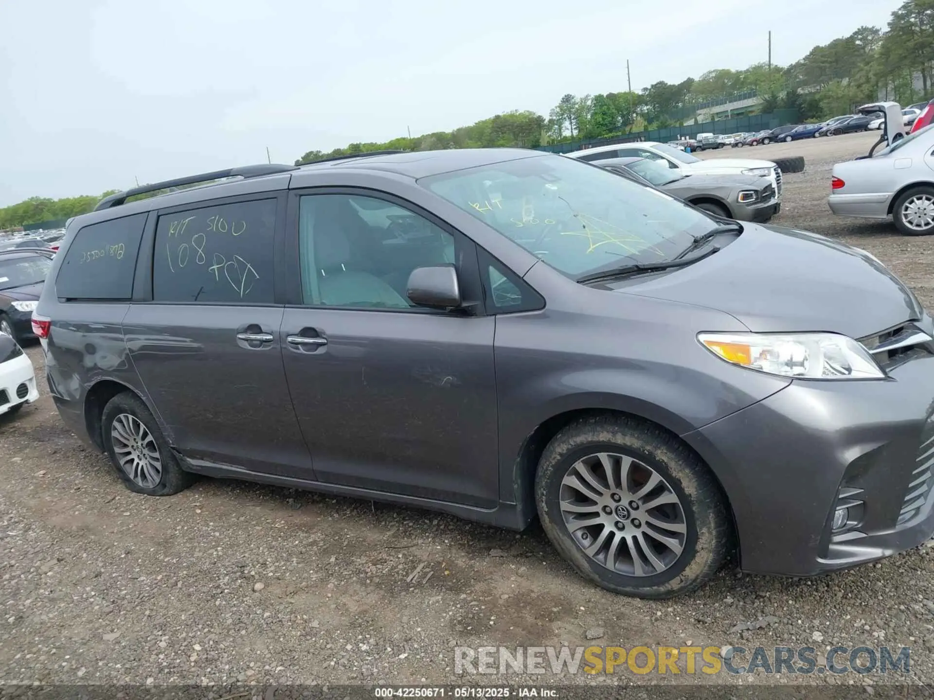 12 Photograph of a damaged car 5TDYZ3DC2KS976344 TOYOTA SIENNA 2019