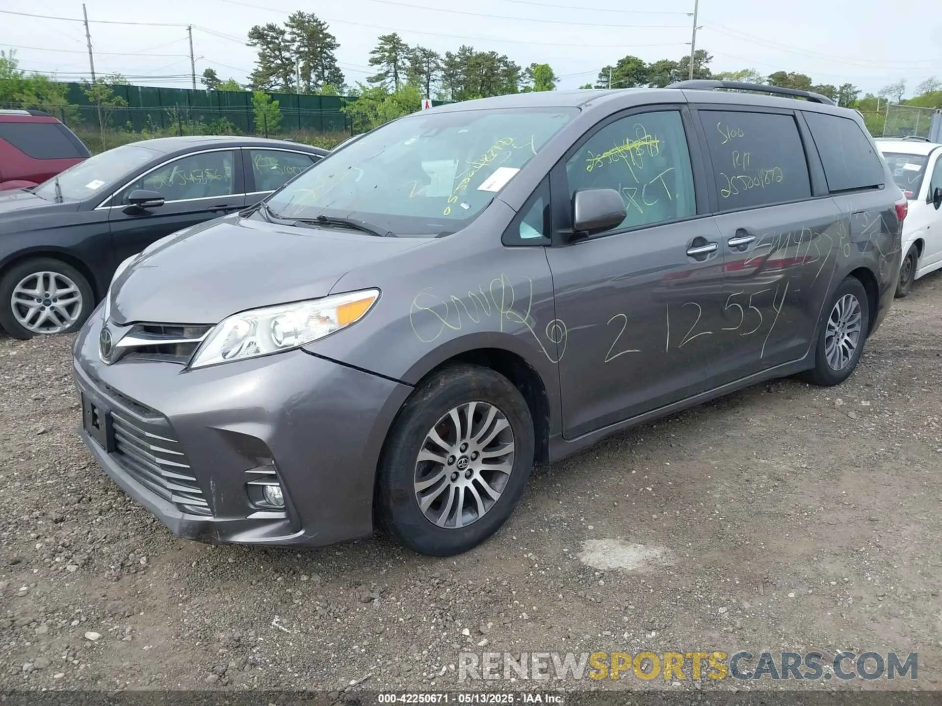 2 Photograph of a damaged car 5TDYZ3DC2KS976344 TOYOTA SIENNA 2019
