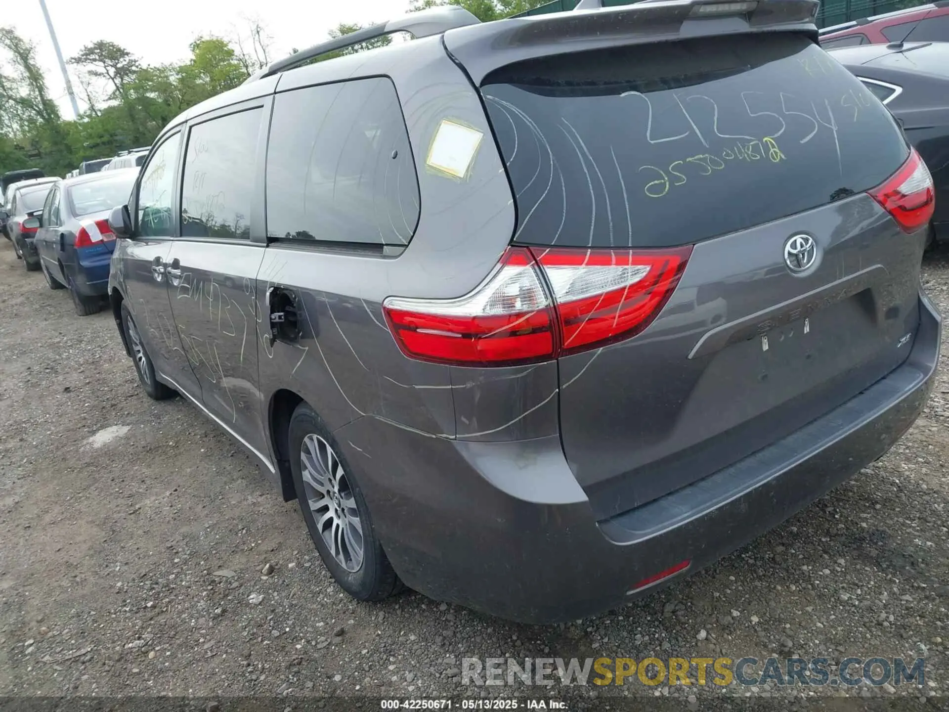 3 Photograph of a damaged car 5TDYZ3DC2KS976344 TOYOTA SIENNA 2019