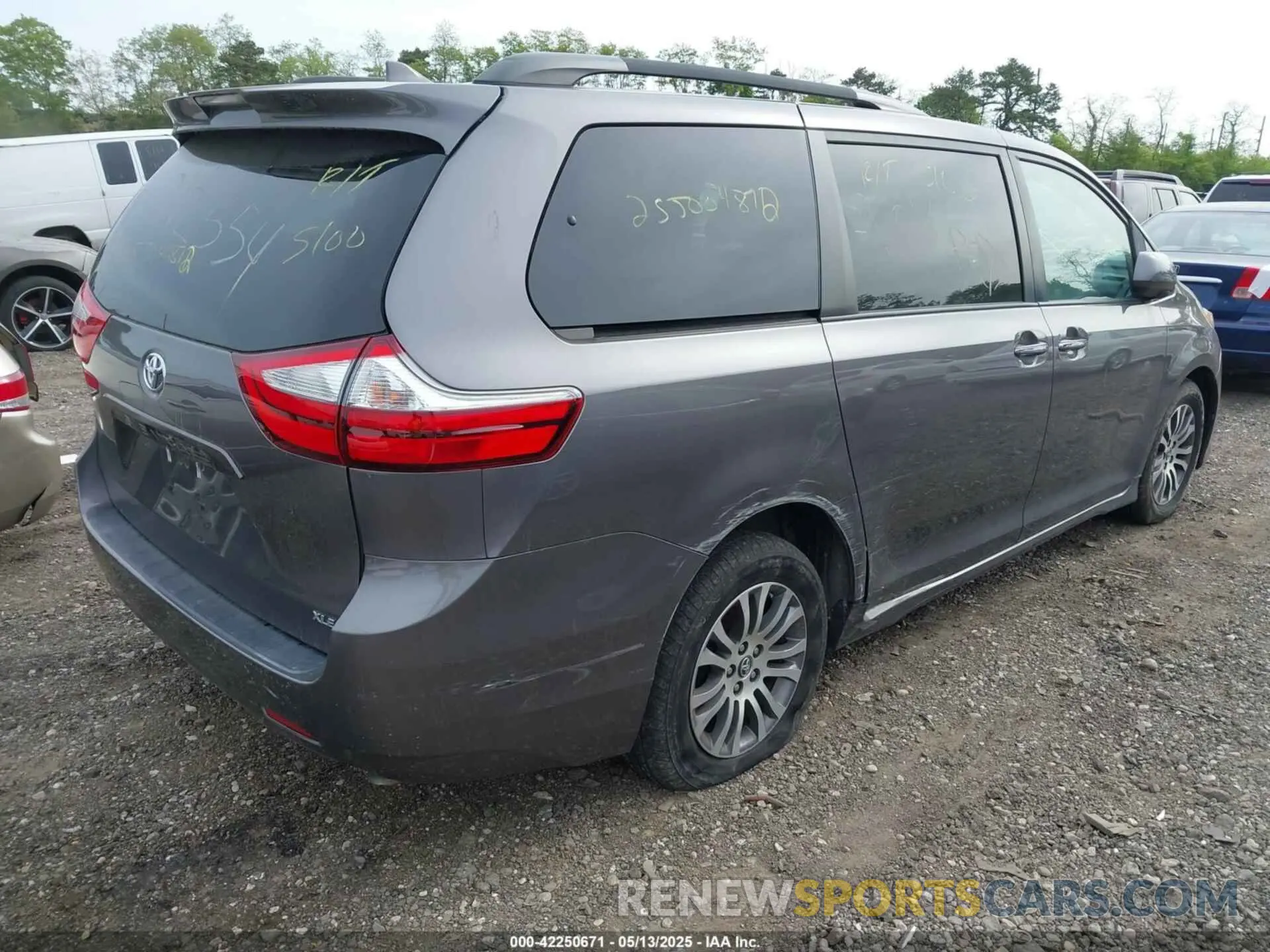4 Photograph of a damaged car 5TDYZ3DC2KS976344 TOYOTA SIENNA 2019