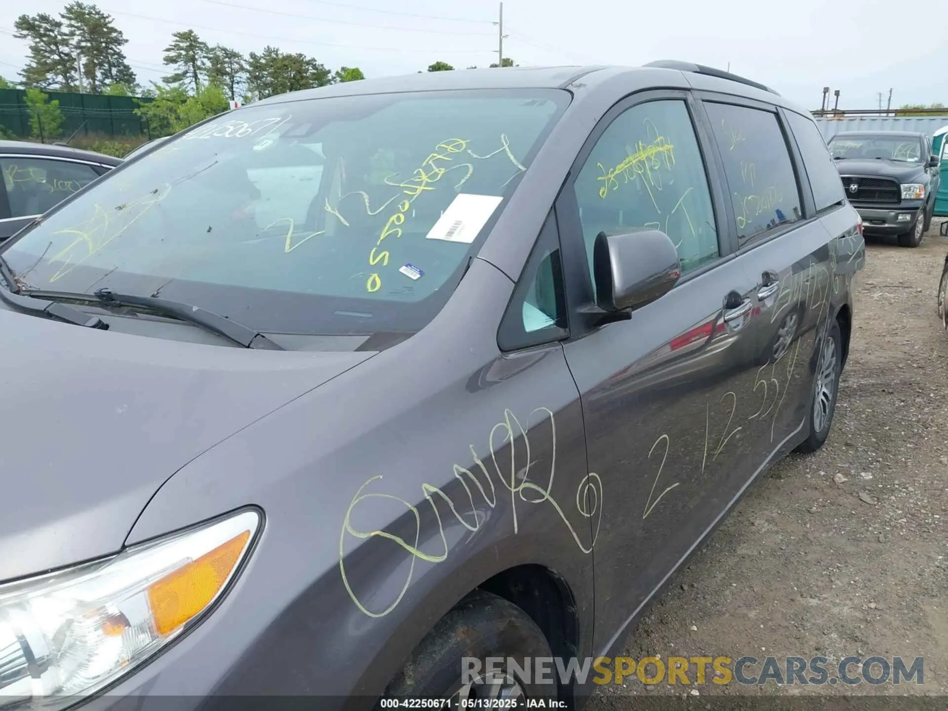 6 Photograph of a damaged car 5TDYZ3DC2KS976344 TOYOTA SIENNA 2019