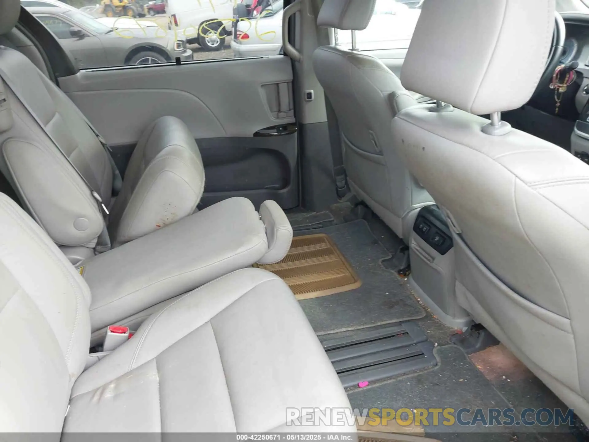 8 Photograph of a damaged car 5TDYZ3DC2KS976344 TOYOTA SIENNA 2019