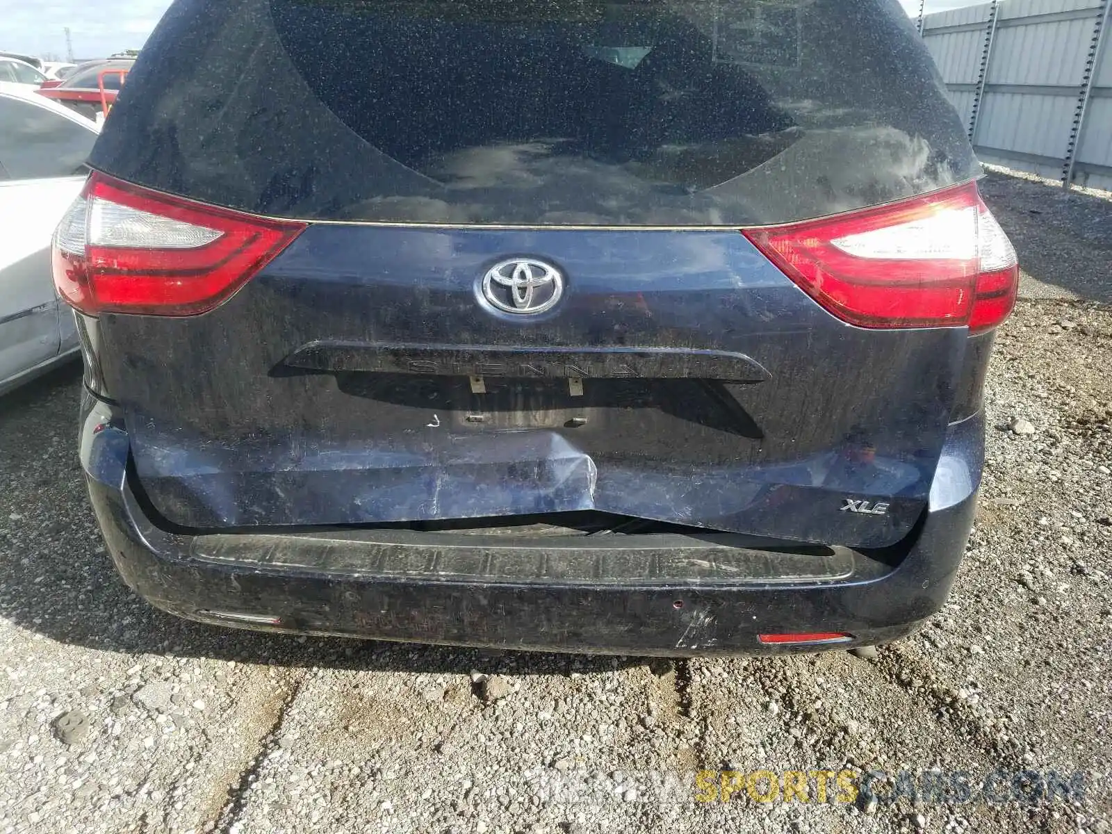 9 Photograph of a damaged car 5TDYZ3DC2KS978000 TOYOTA SIENNA 2019