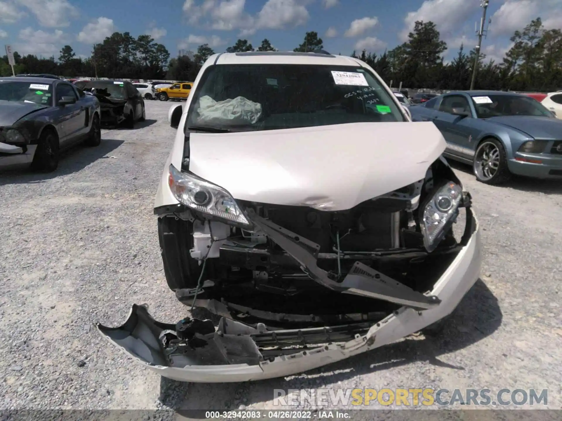 6 Photograph of a damaged car 5TDYZ3DC2KS979955 TOYOTA SIENNA 2019