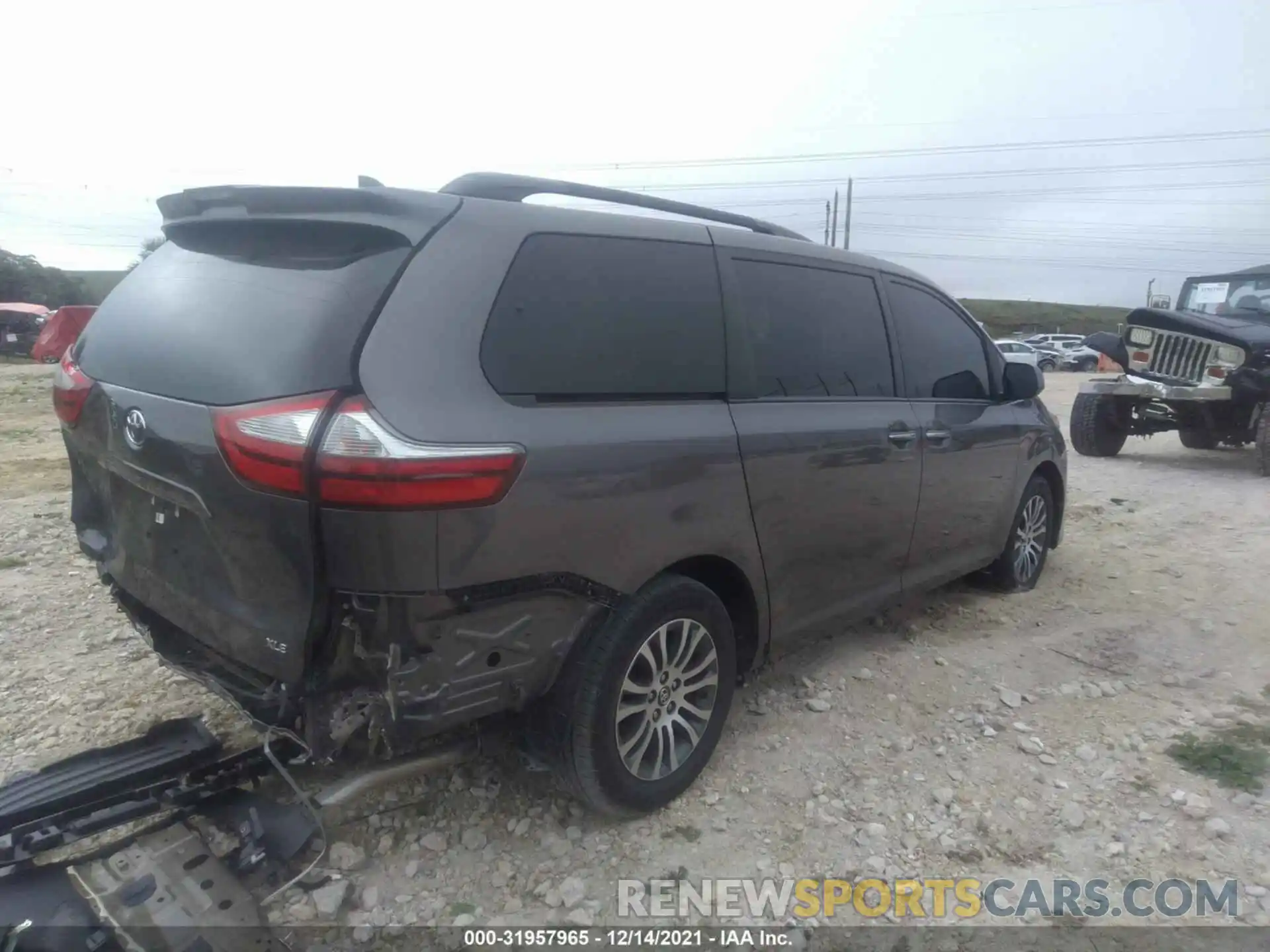 4 Photograph of a damaged car 5TDYZ3DC2KS980118 TOYOTA SIENNA 2019