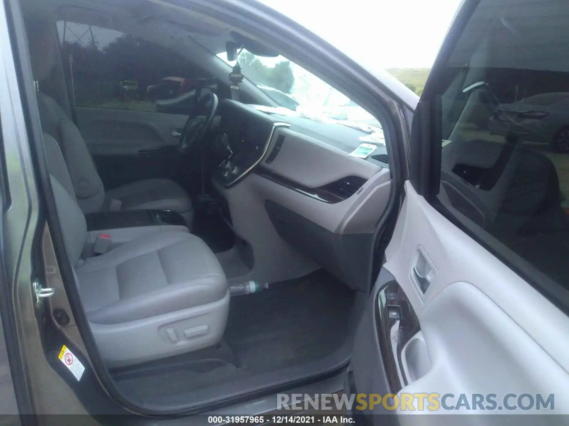 5 Photograph of a damaged car 5TDYZ3DC2KS980118 TOYOTA SIENNA 2019