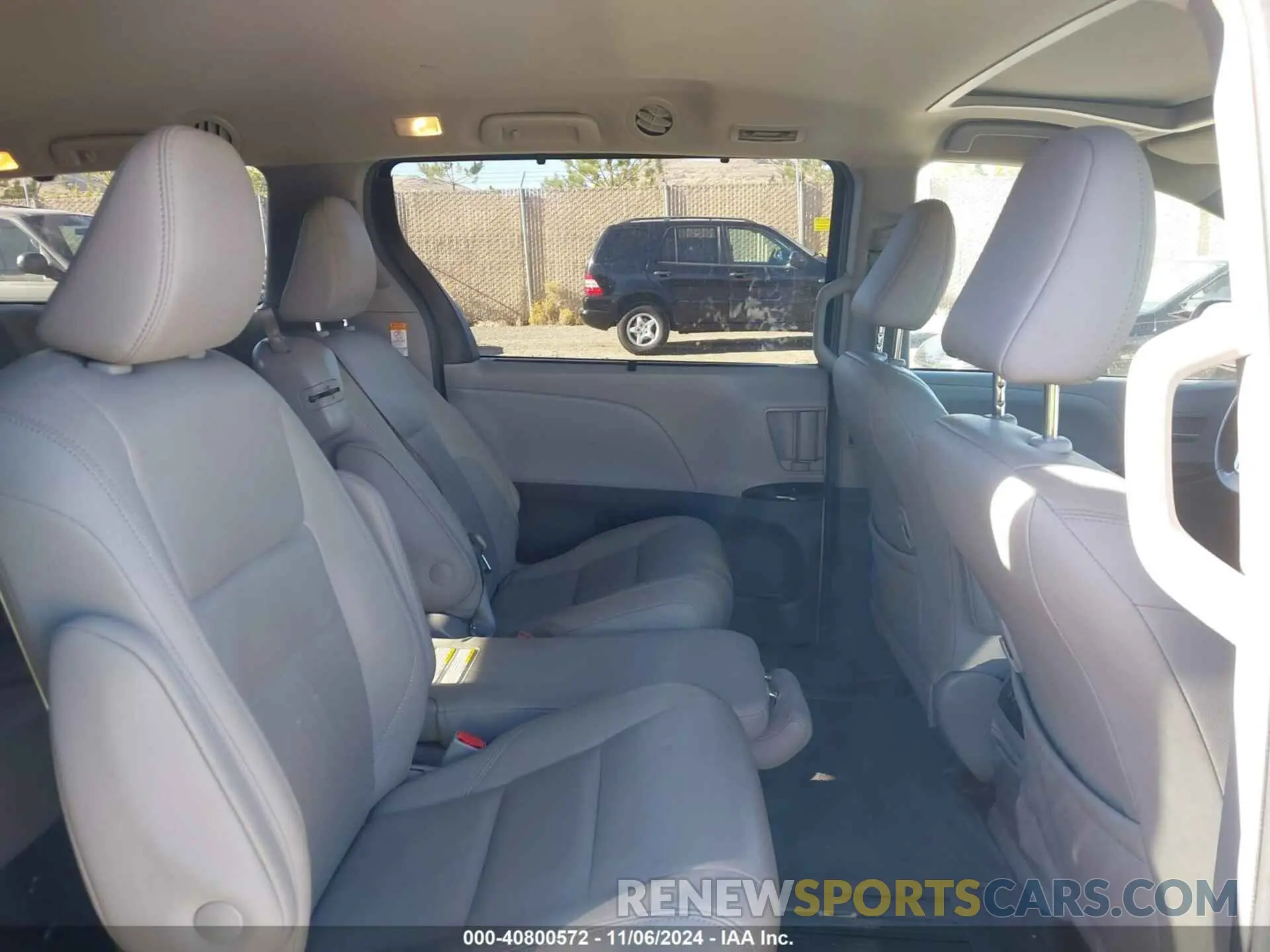 8 Photograph of a damaged car 5TDYZ3DC2KS987392 TOYOTA SIENNA 2019