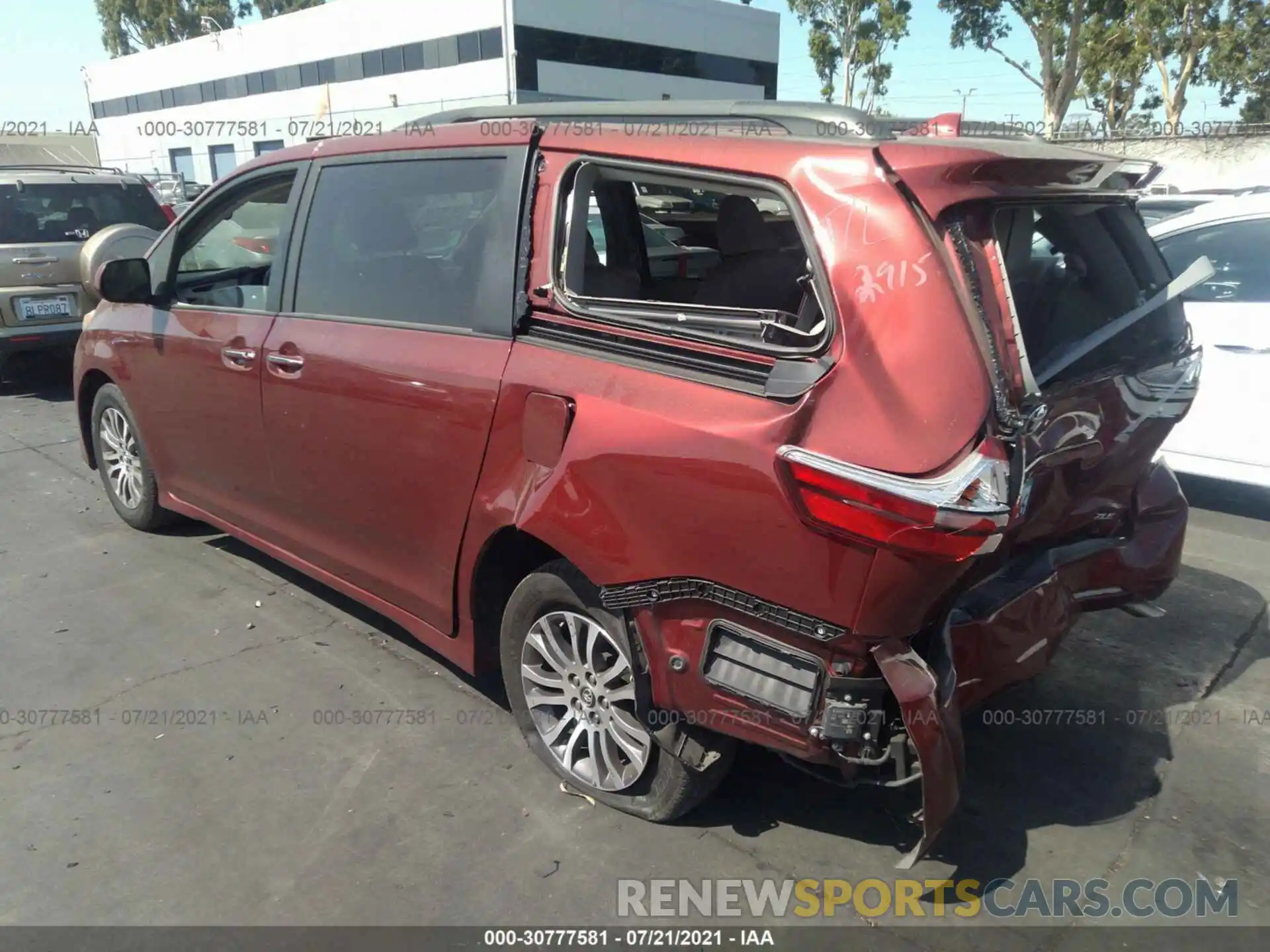 3 Photograph of a damaged car 5TDYZ3DC2KS996271 TOYOTA SIENNA 2019