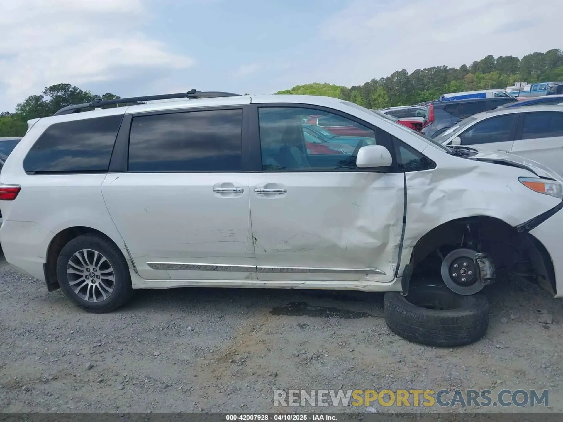 13 Photograph of a damaged car 5TDYZ3DC3KS970200 TOYOTA SIENNA 2019