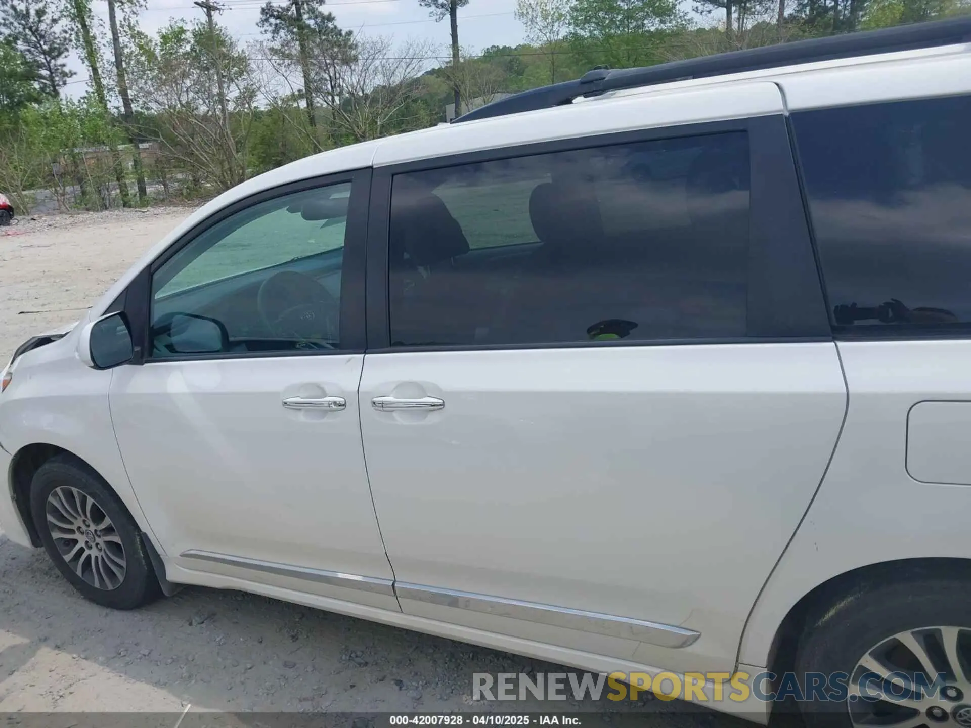 14 Photograph of a damaged car 5TDYZ3DC3KS970200 TOYOTA SIENNA 2019