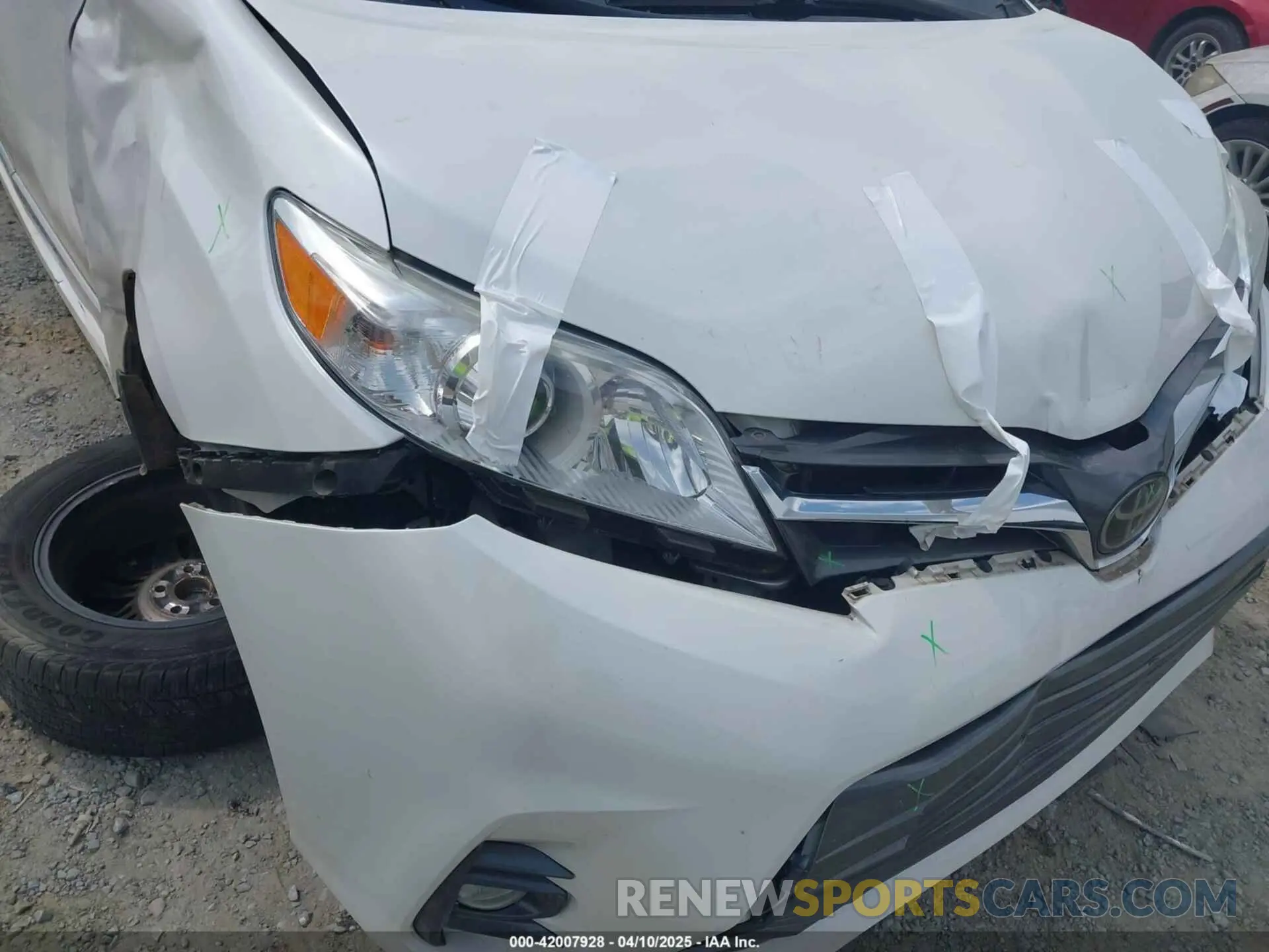 17 Photograph of a damaged car 5TDYZ3DC3KS970200 TOYOTA SIENNA 2019