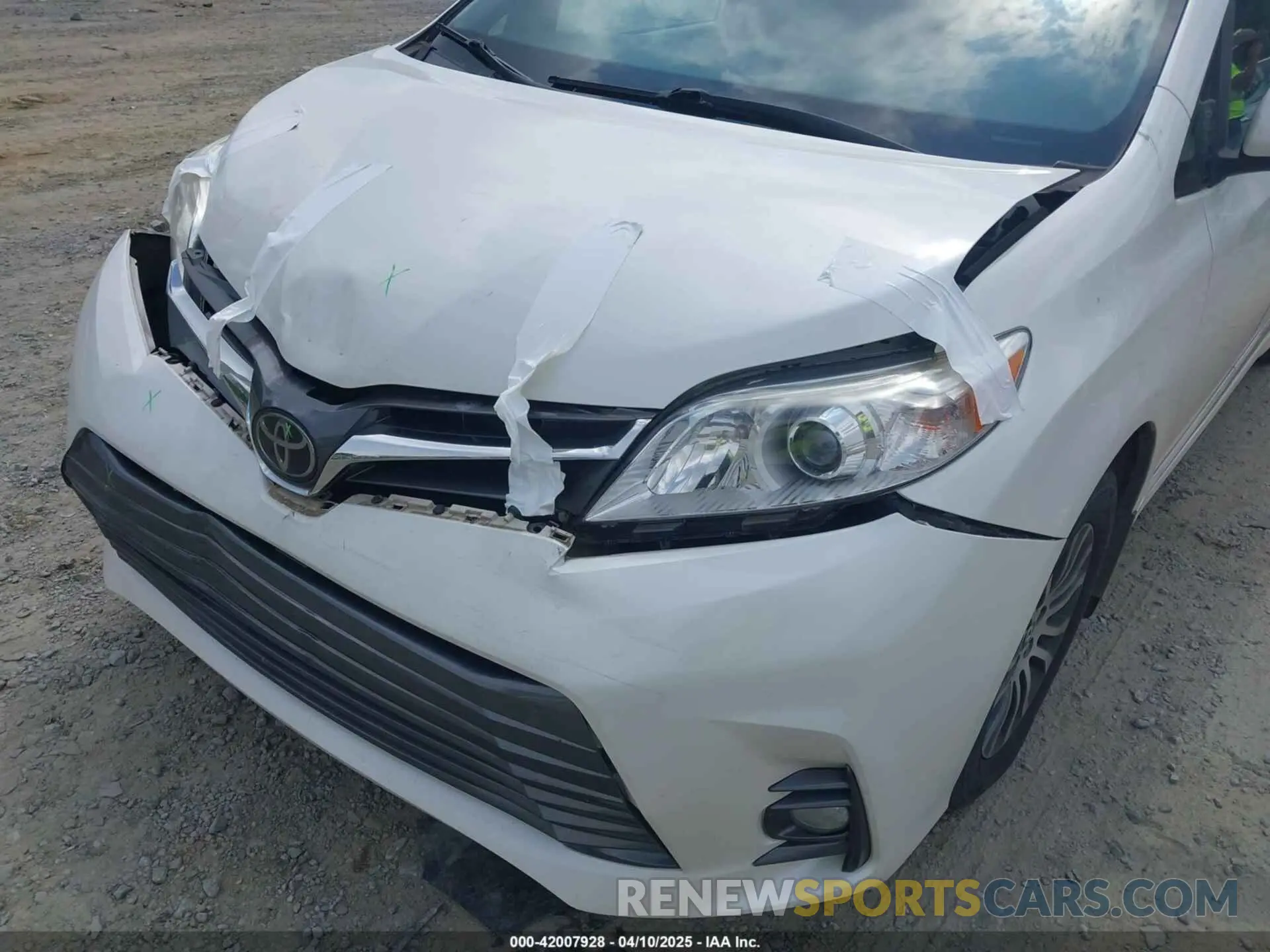 18 Photograph of a damaged car 5TDYZ3DC3KS970200 TOYOTA SIENNA 2019
