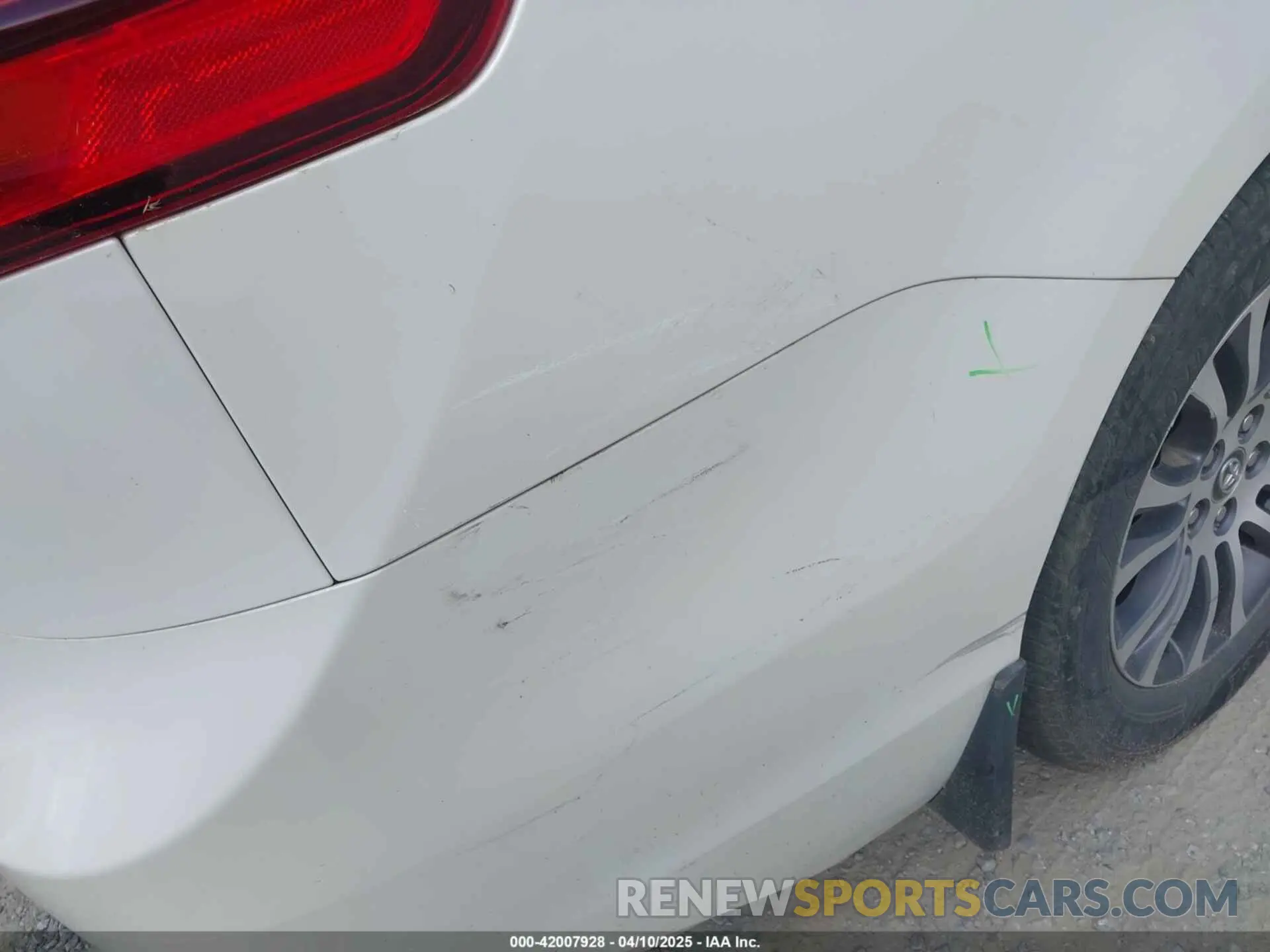 19 Photograph of a damaged car 5TDYZ3DC3KS970200 TOYOTA SIENNA 2019