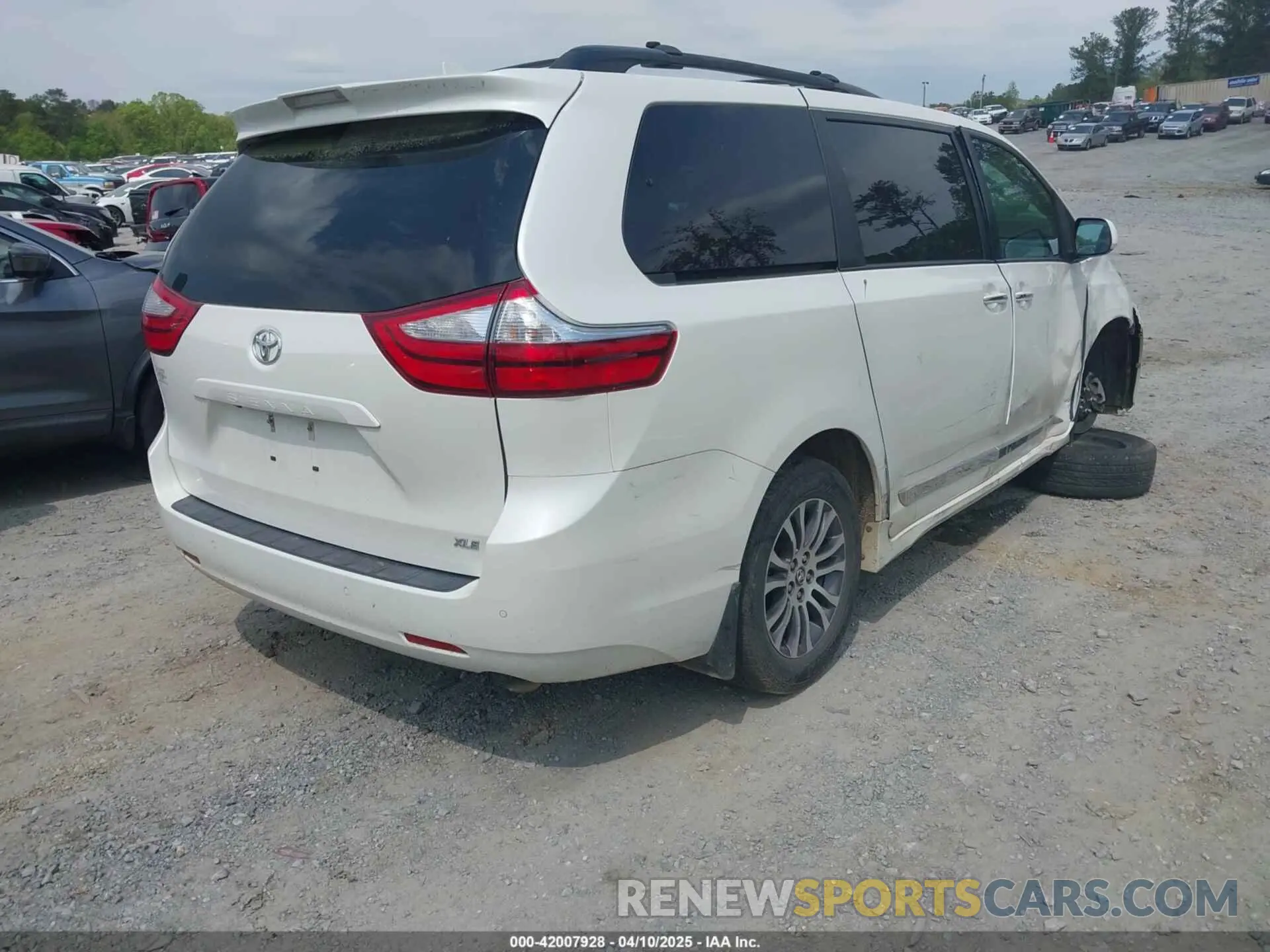 4 Photograph of a damaged car 5TDYZ3DC3KS970200 TOYOTA SIENNA 2019