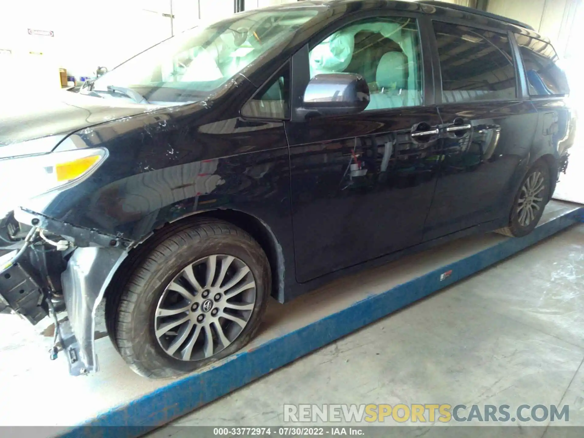 2 Photograph of a damaged car 5TDYZ3DC3KS984453 TOYOTA SIENNA 2019