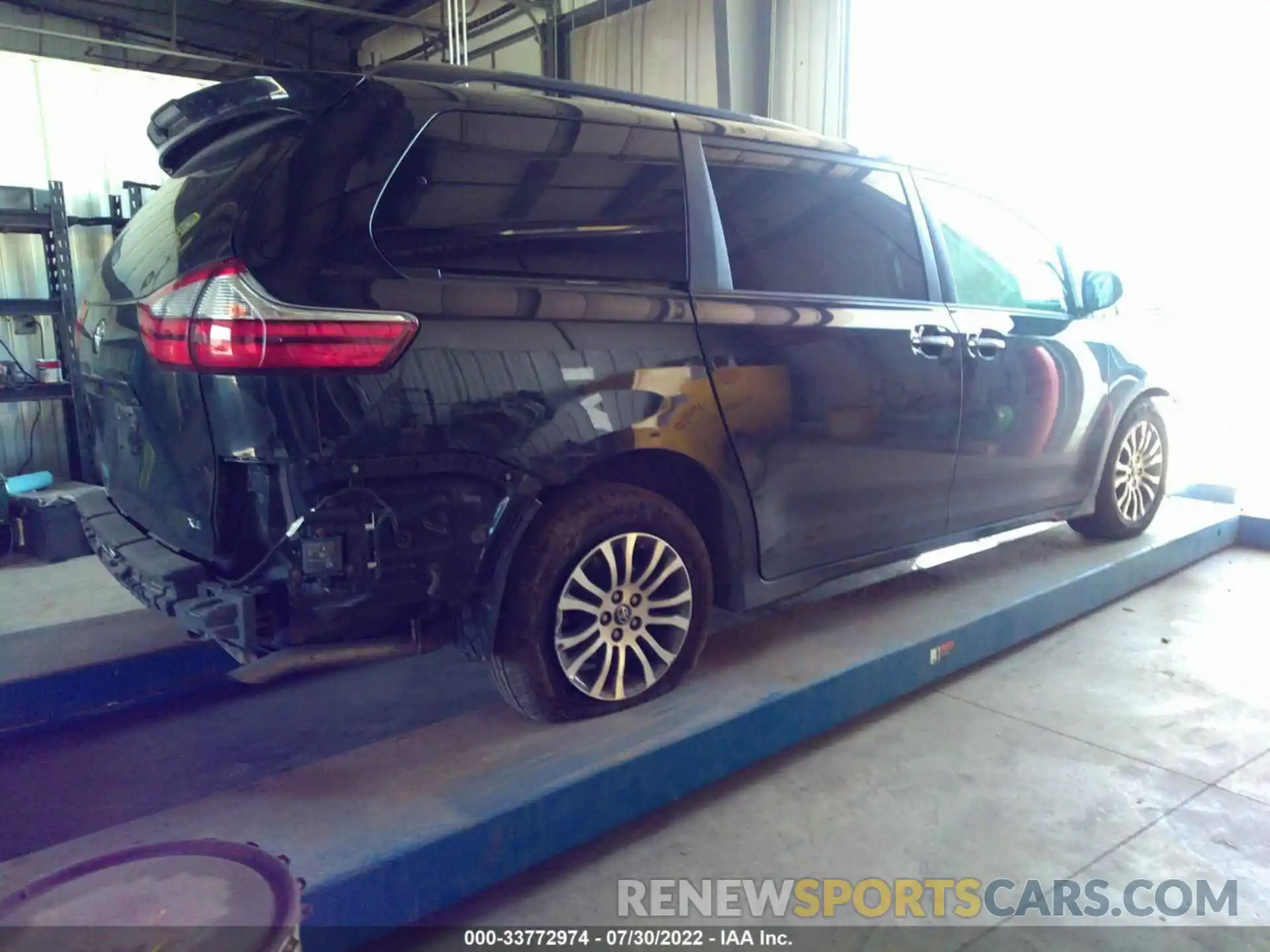 4 Photograph of a damaged car 5TDYZ3DC3KS984453 TOYOTA SIENNA 2019