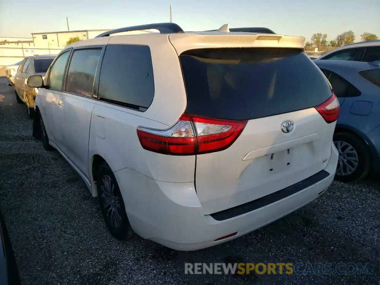 3 Photograph of a damaged car 5TDYZ3DC3KS988020 TOYOTA SIENNA 2019