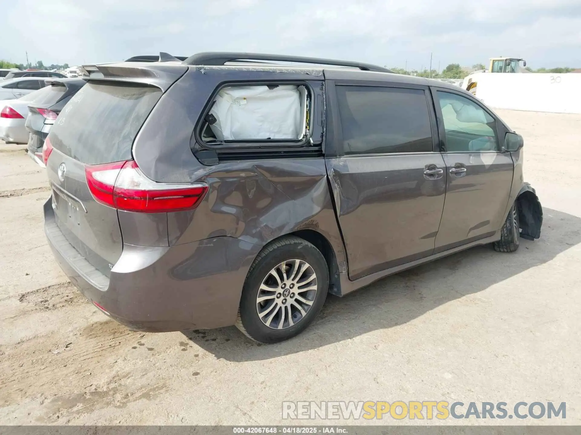 4 Photograph of a damaged car 5TDYZ3DC4KS015406 TOYOTA SIENNA 2019