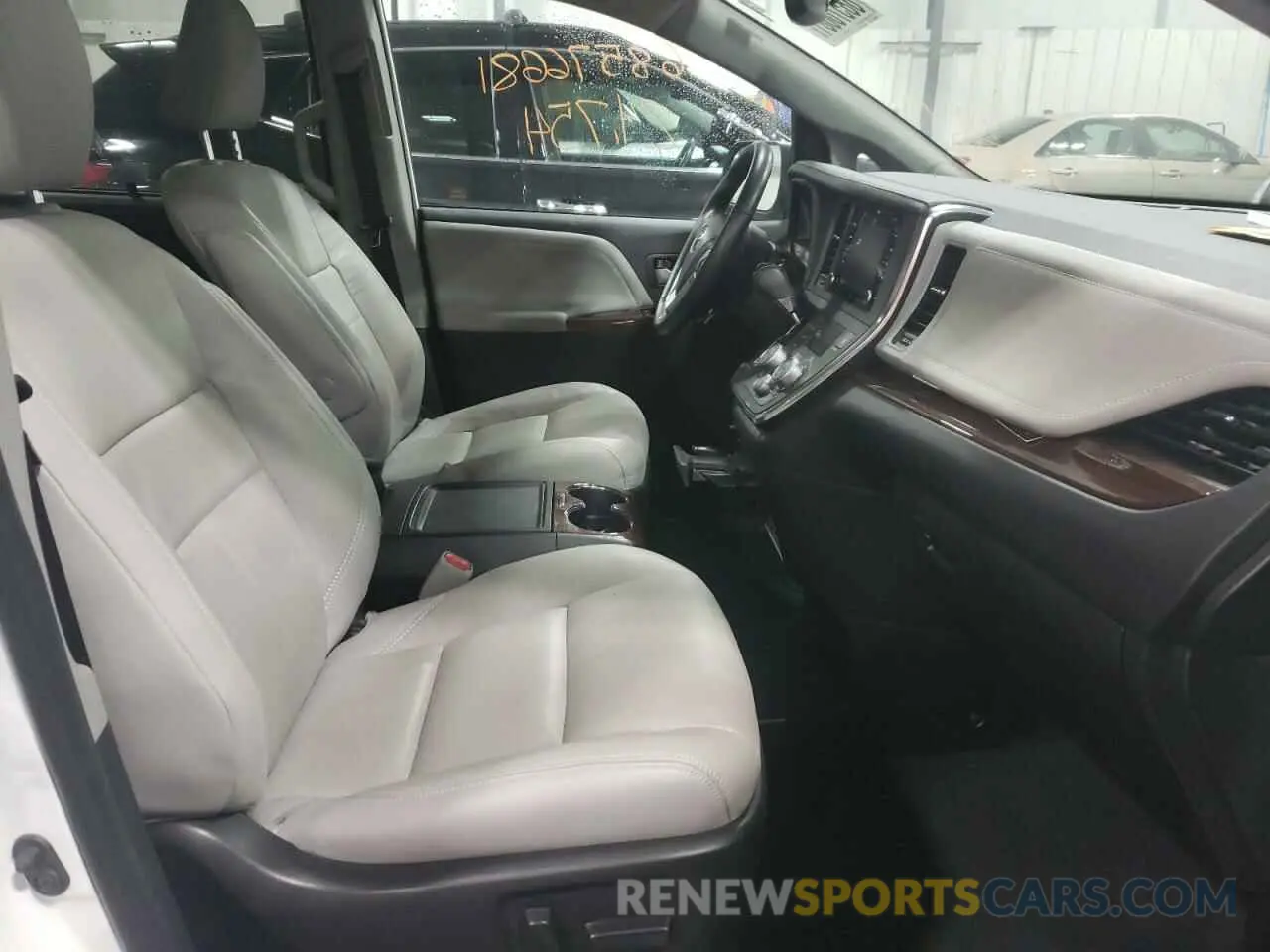 5 Photograph of a damaged car 5TDYZ3DC4KS015471 TOYOTA SIENNA 2019