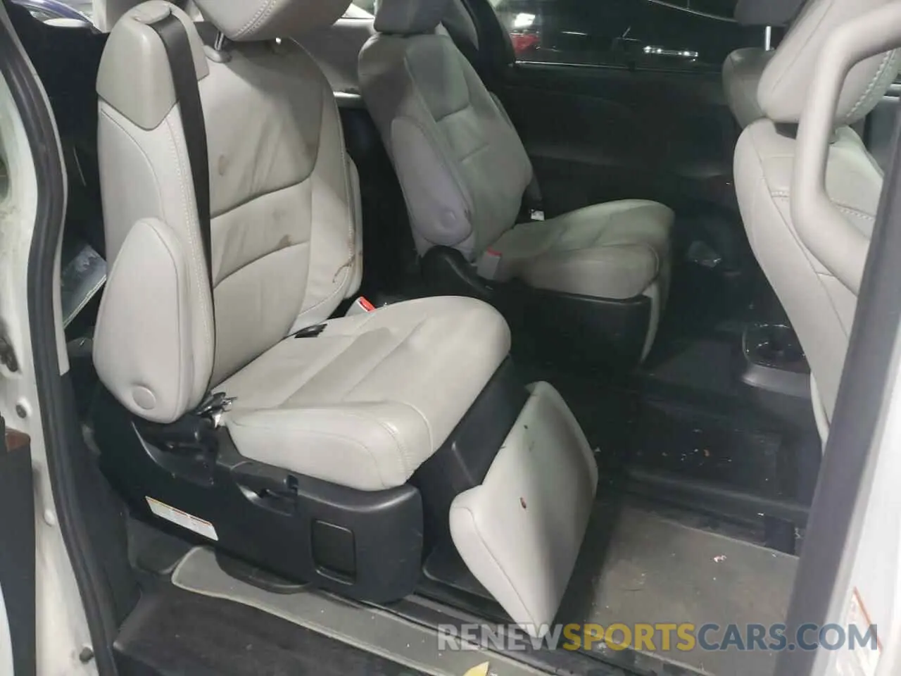 6 Photograph of a damaged car 5TDYZ3DC4KS015471 TOYOTA SIENNA 2019