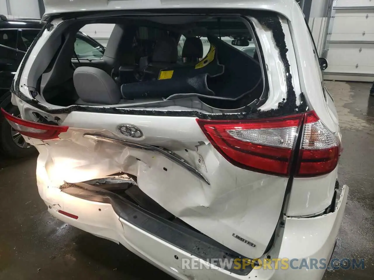9 Photograph of a damaged car 5TDYZ3DC4KS015471 TOYOTA SIENNA 2019
