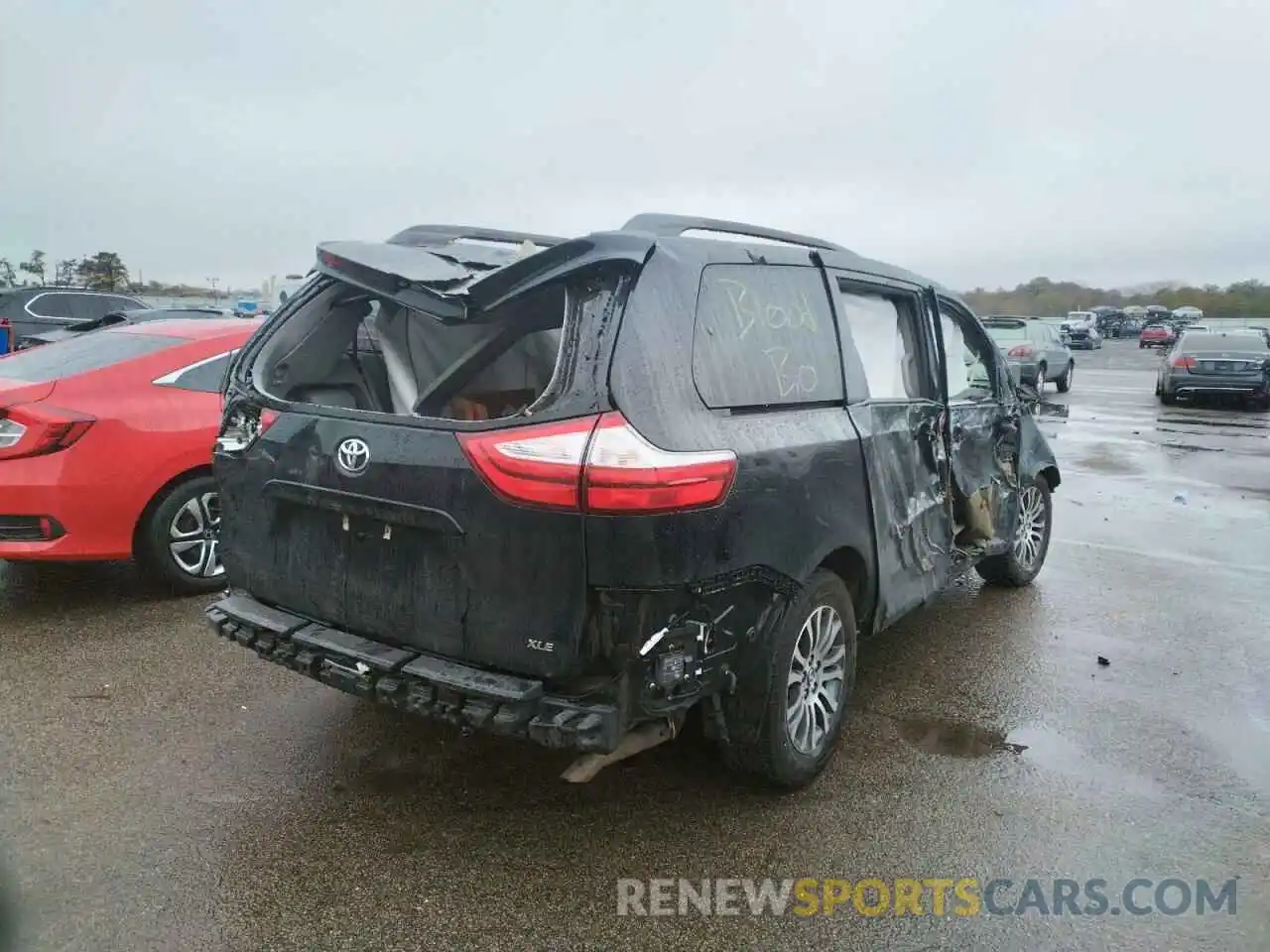 4 Photograph of a damaged car 5TDYZ3DC4KS017687 TOYOTA SIENNA 2019