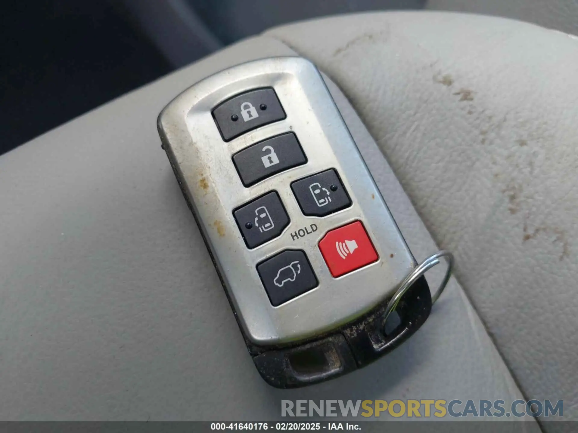 11 Photograph of a damaged car 5TDYZ3DC4KS969752 TOYOTA SIENNA 2019