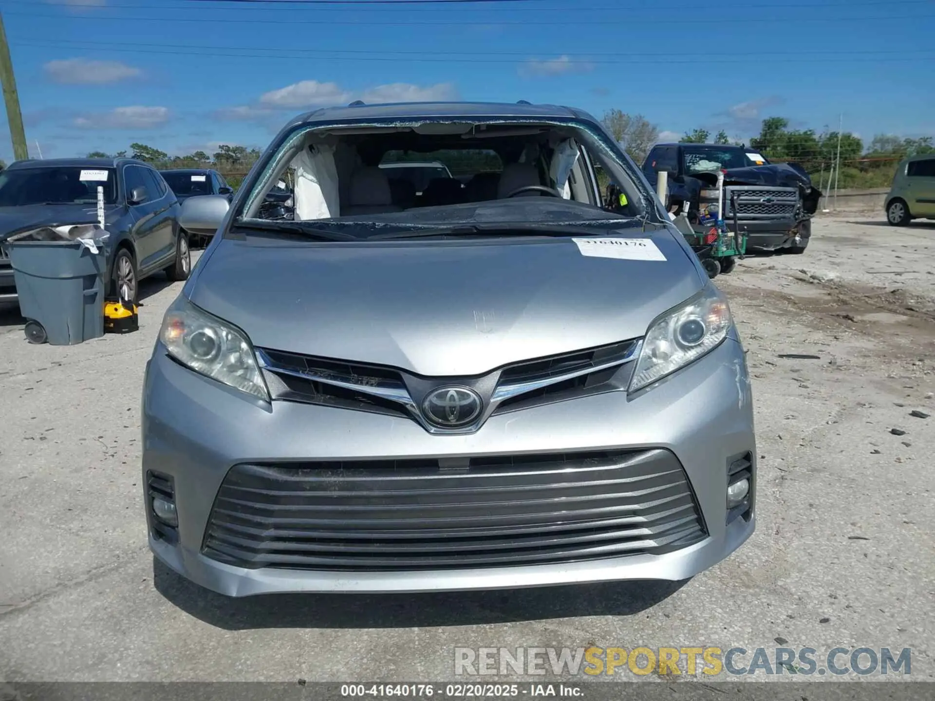 12 Photograph of a damaged car 5TDYZ3DC4KS969752 TOYOTA SIENNA 2019