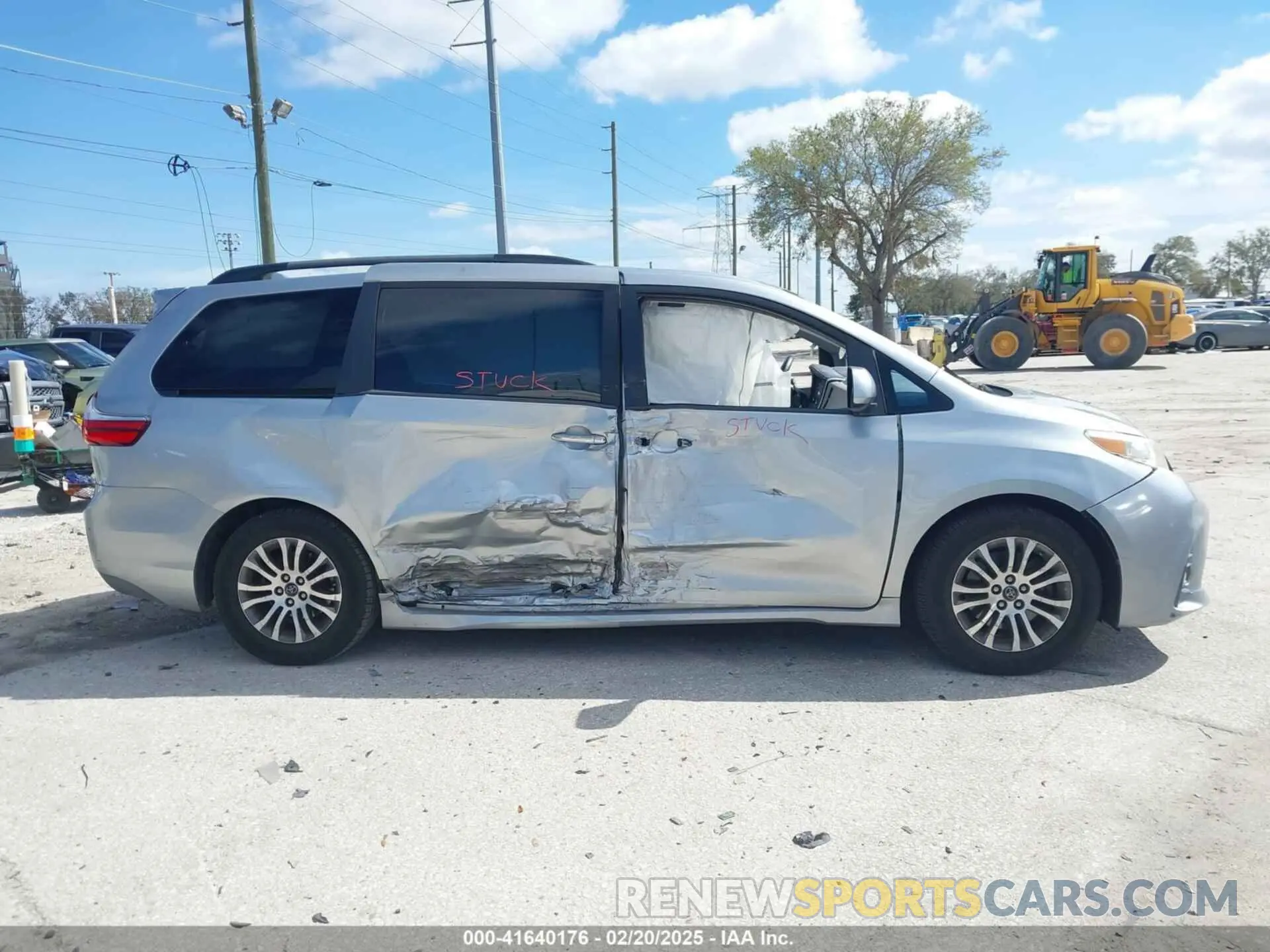 13 Photograph of a damaged car 5TDYZ3DC4KS969752 TOYOTA SIENNA 2019
