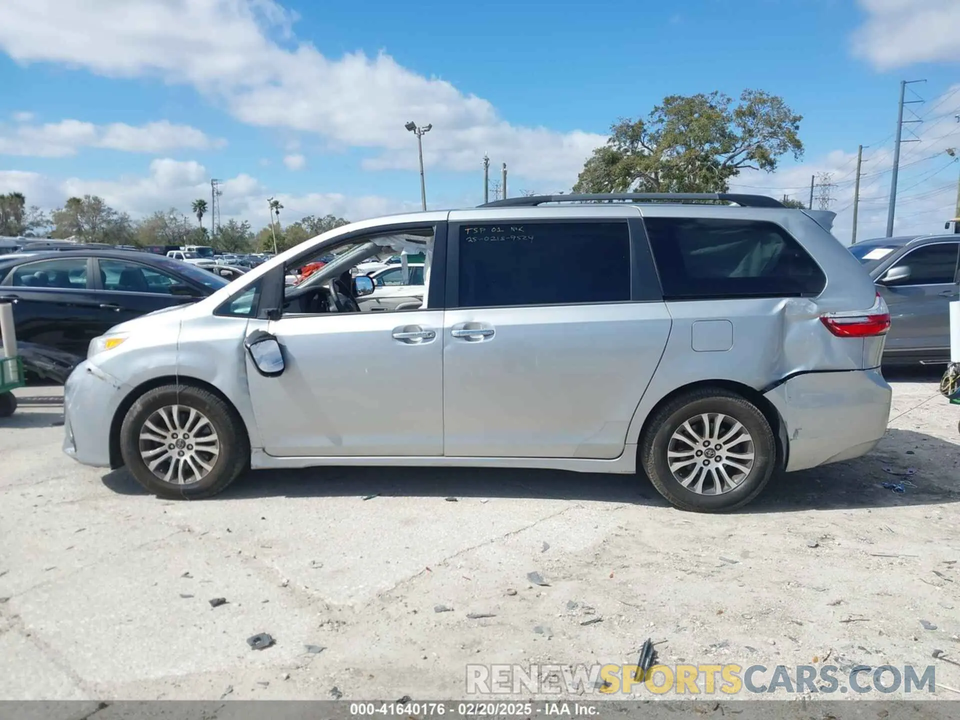 14 Photograph of a damaged car 5TDYZ3DC4KS969752 TOYOTA SIENNA 2019