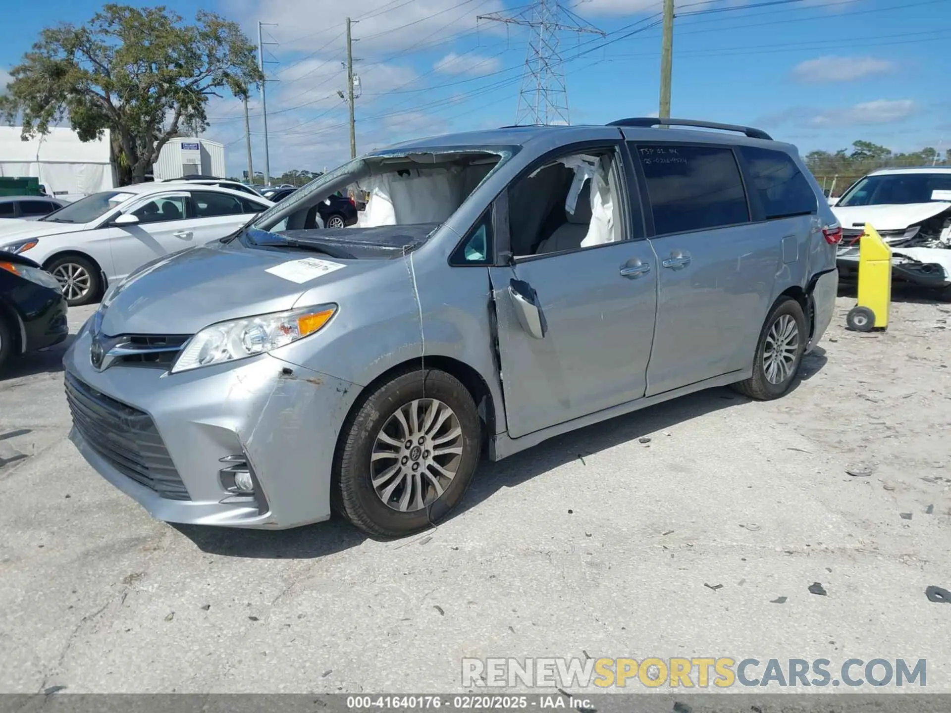 2 Photograph of a damaged car 5TDYZ3DC4KS969752 TOYOTA SIENNA 2019